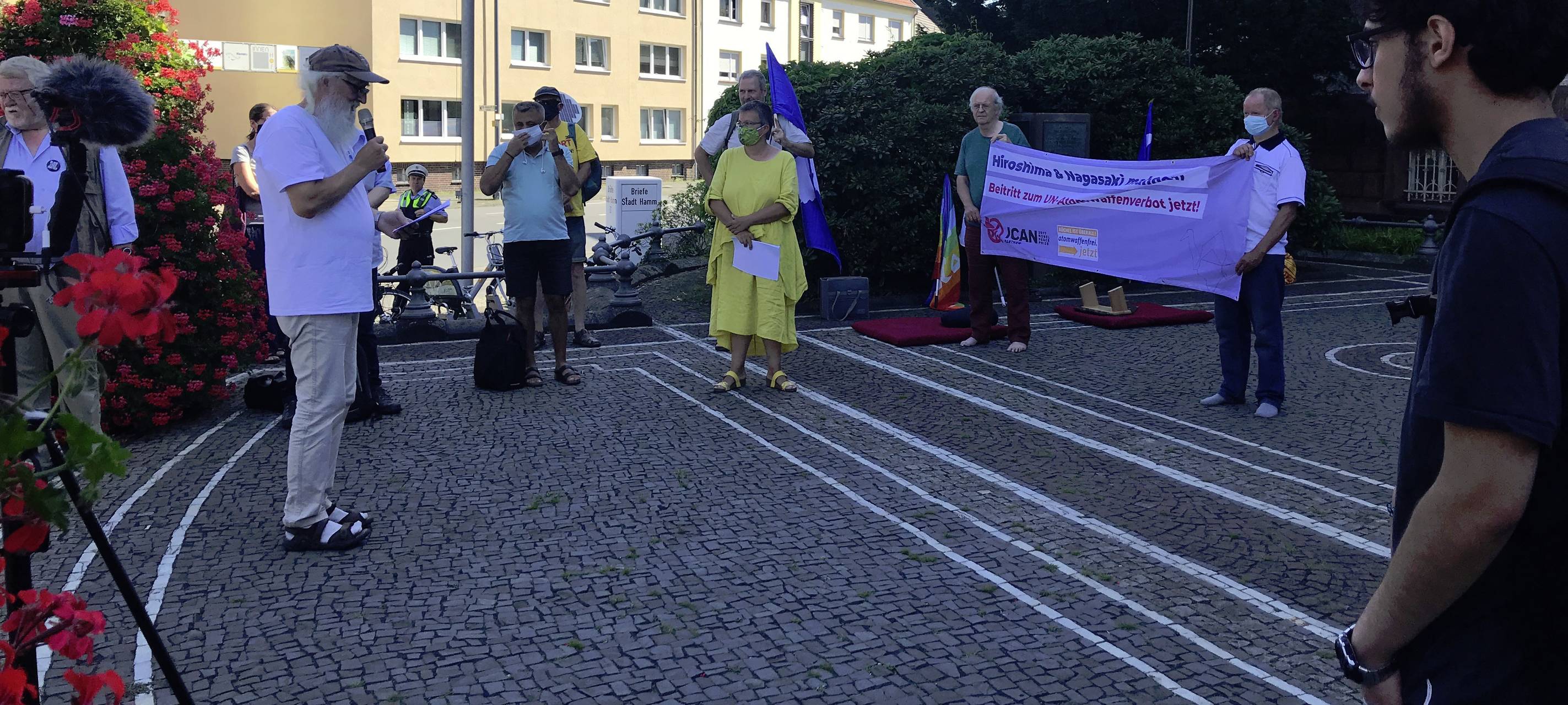 Mahnwache zu Hiroshima-Katastrophe am Rathaus