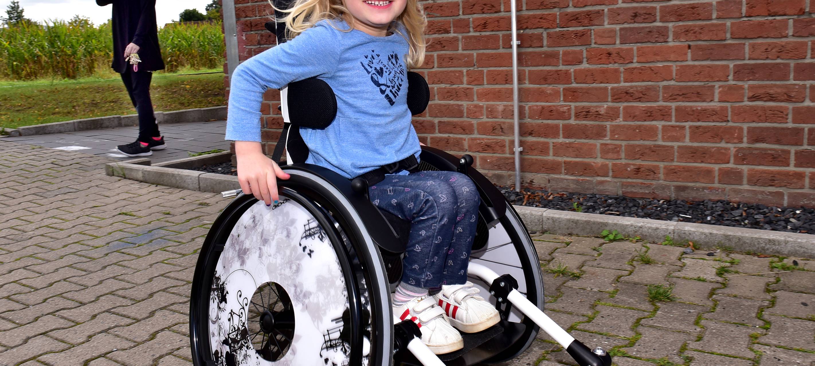 Geschafft! Stella bekommt ein rollstuhlgerechtes Auto!