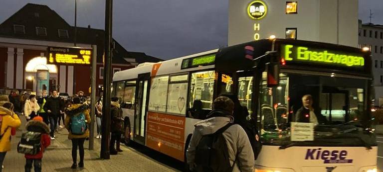 Bushaltestelle mit Einsatzwagen in Hamm