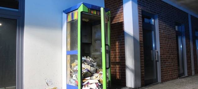 Bücher-Telefonzelle angezündet