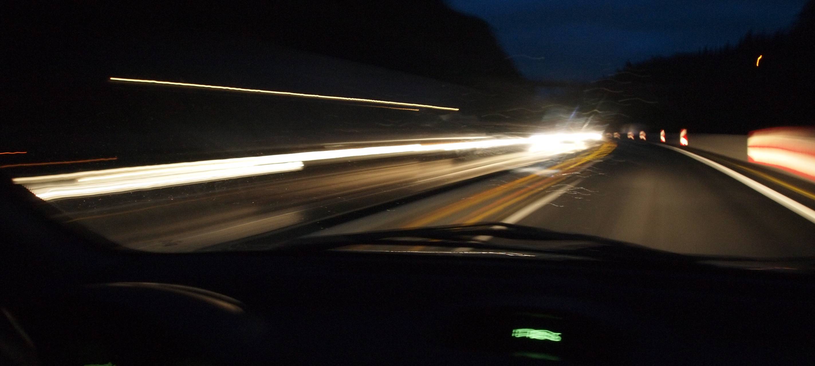 In der Stadt: 100 km/h ohne Licht