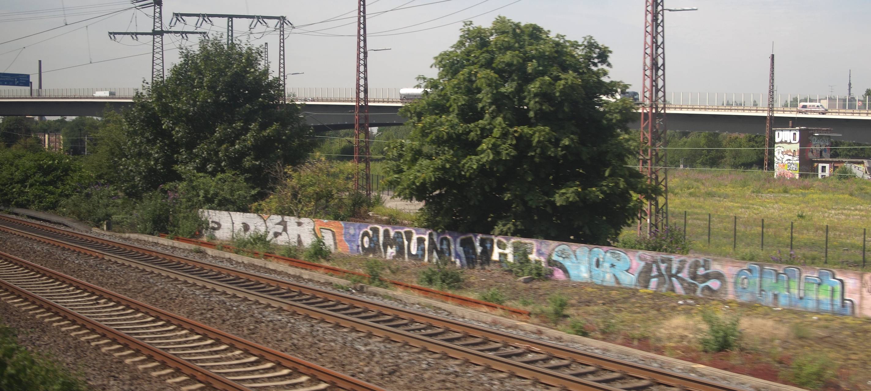 Lange Warteschlangen vor Bahnübergang