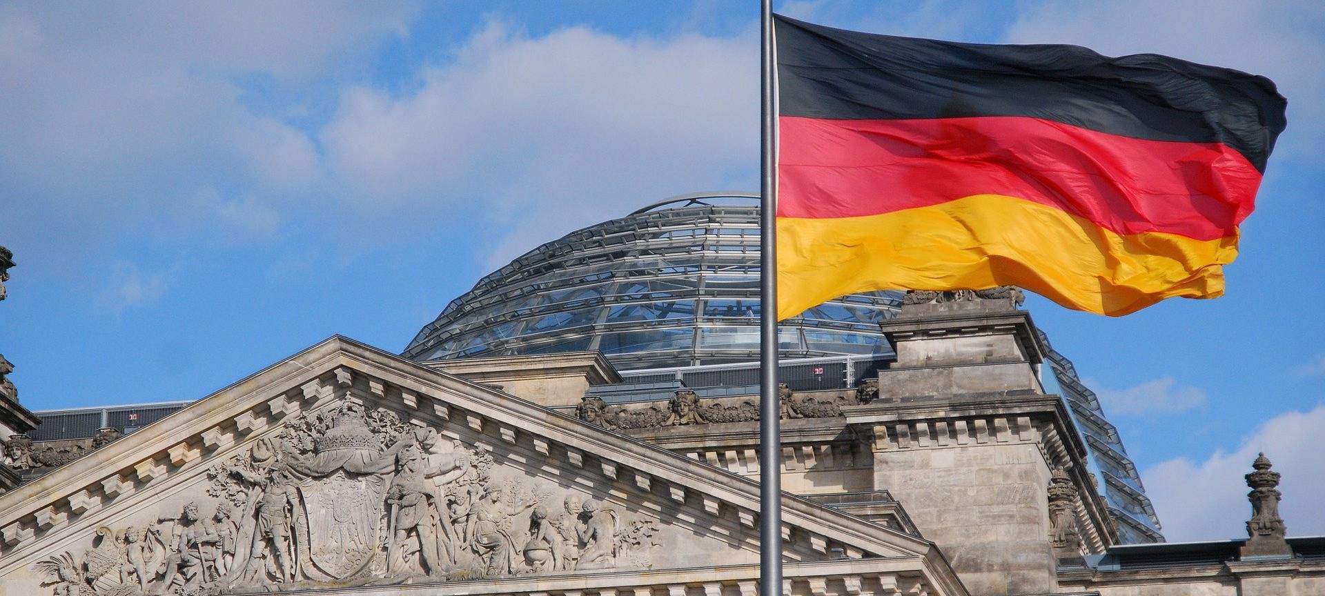 Der Bundestag mit Deutschlandflagge.
