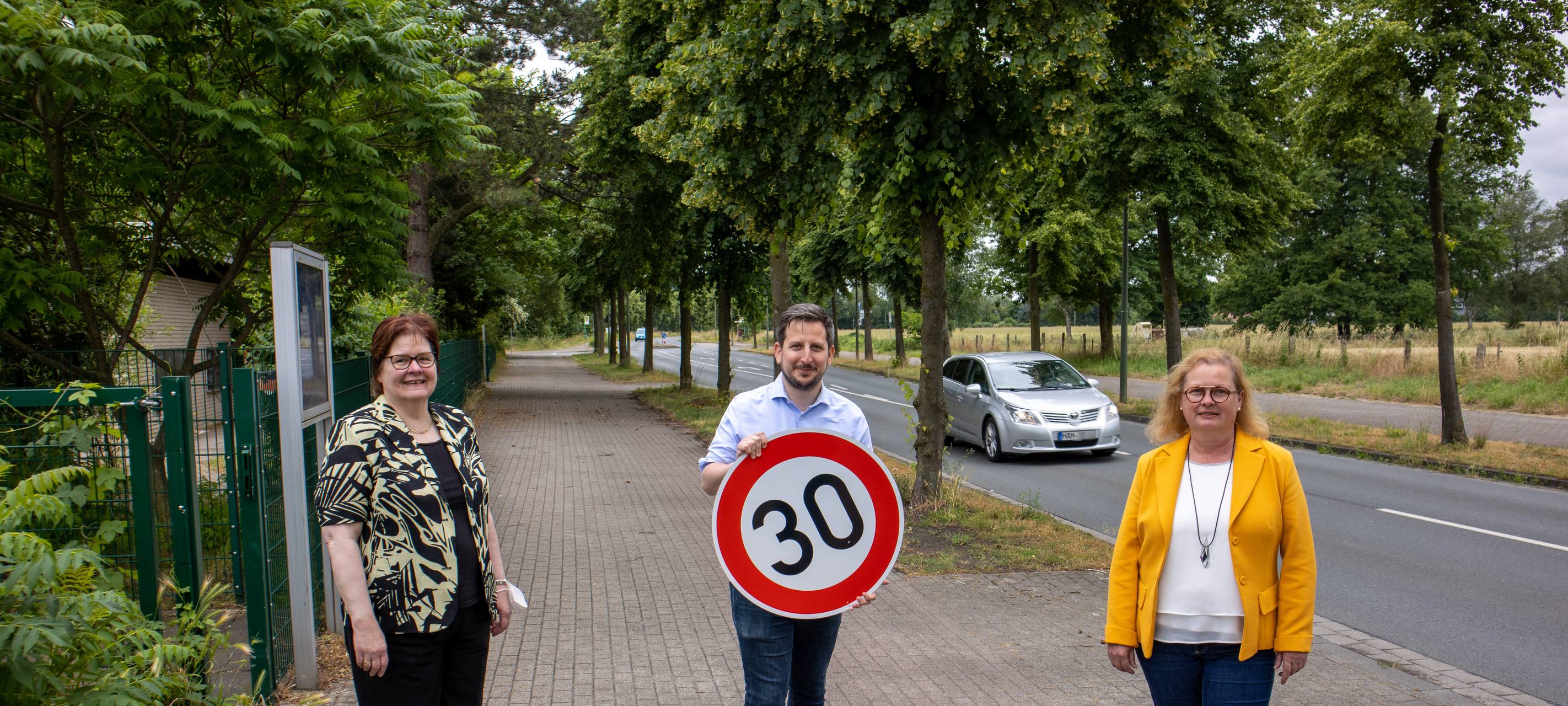 Angela Kettner (von links), Justus Moor und Erzina Brennecke halten ein Tempo-30-Schild in die Kamera.