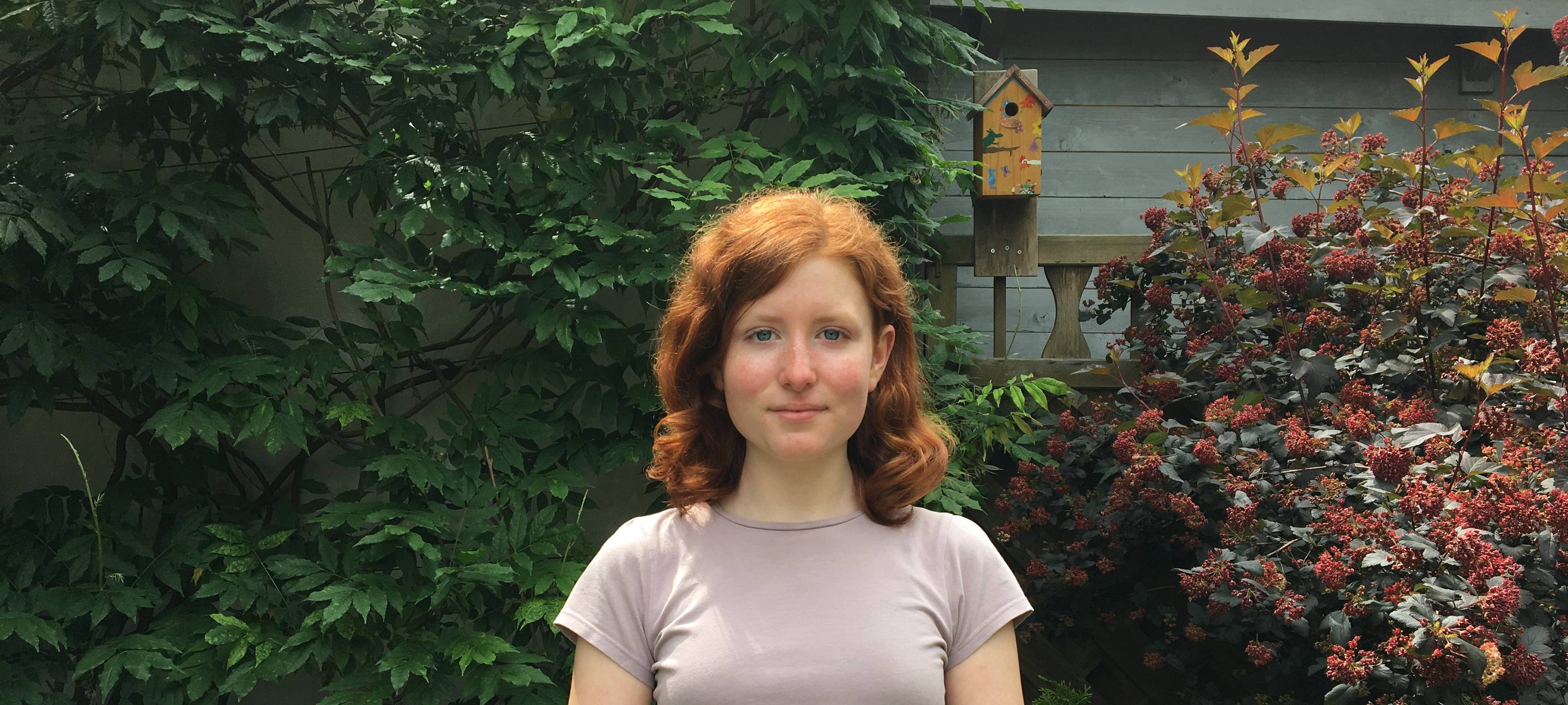Runa Rüth vor Hecke