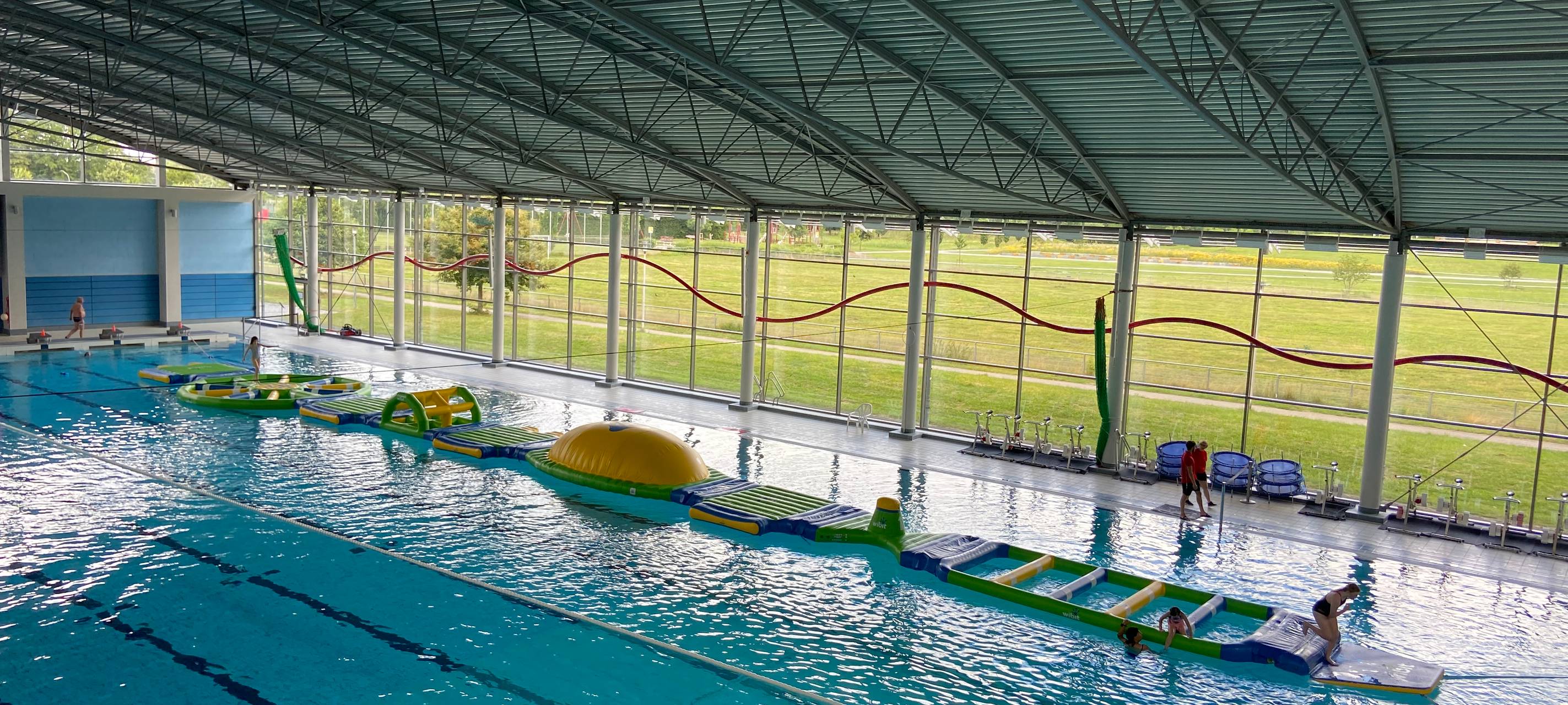 Der Aquatrack im Sportbecken des Maximare ist eine beliebte Attraktion in den Ferien.