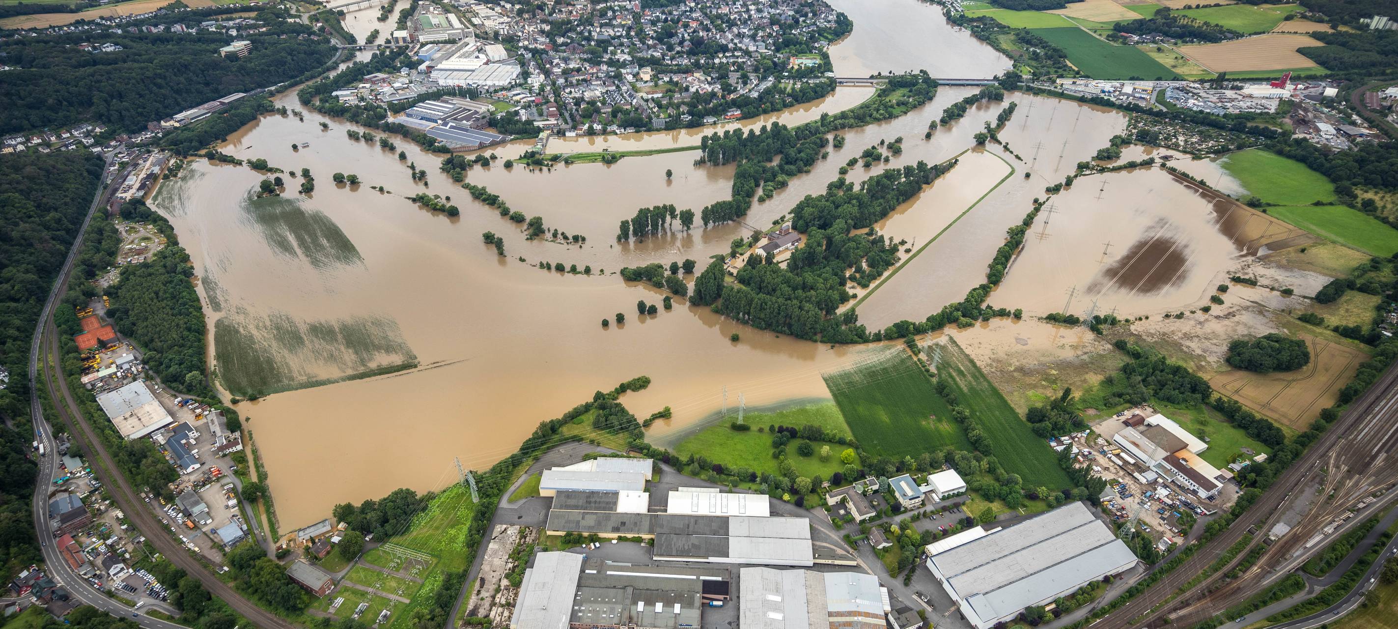 Die Ruhr ist vom Hochwasser übergelaufen. Felder stehen unter Wasser.