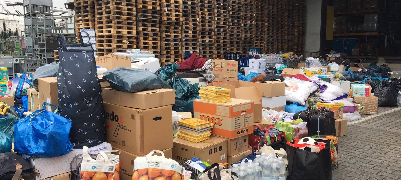 Spenden wie Wasser und Lebensmittel in Kartons