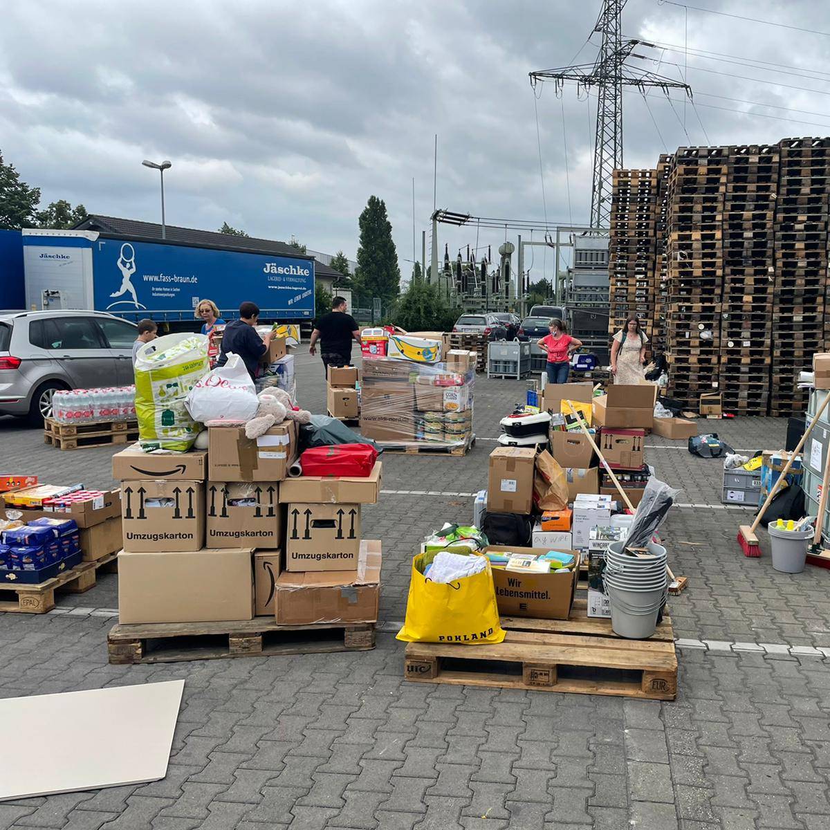 Mehrere Paletten sind voll mit Wasserflaschen und haltbaren Lebensmitteln und Hygieneartikeln. Sie stehen auf dem Gelände der Spedition Jäschke.