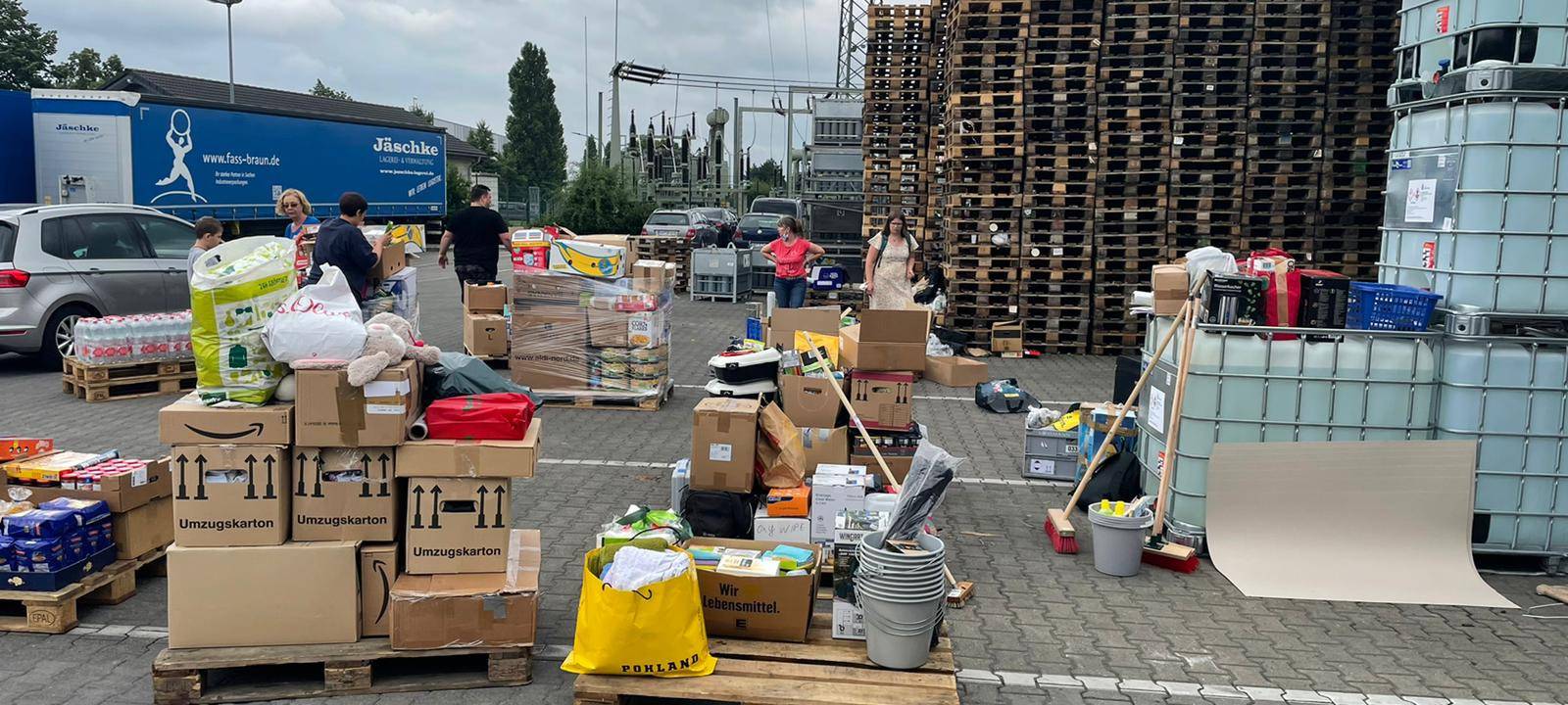 Mehrere Paletten sind voll mit Wasserflaschen und haltbaren Lebensmitteln und Hygieneartikeln. Sie stehen auf dem Gelände der Spedition Jäschke.