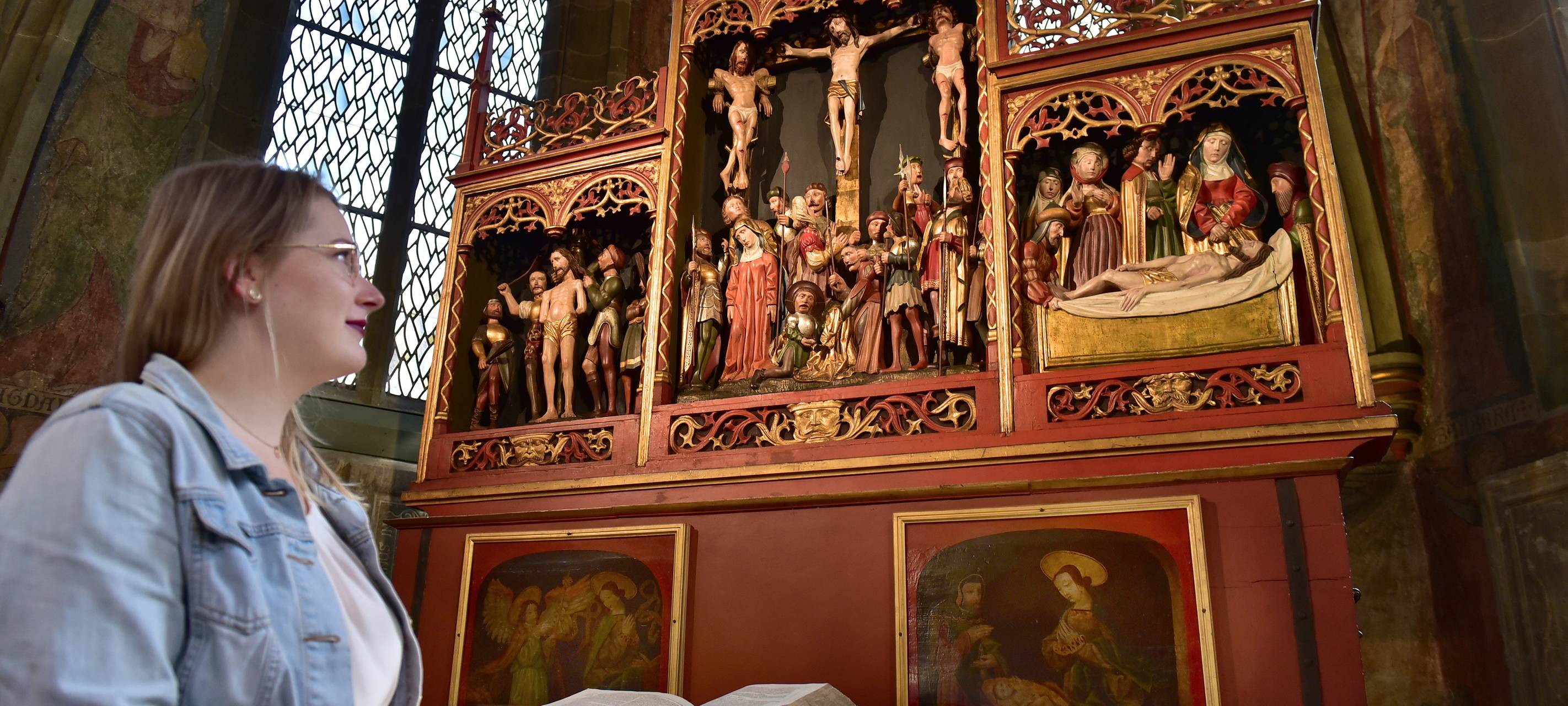 Unsere Reporterin Svenja Jesse sitzt in der evangelischen Pankratius Kirche in der Mark.