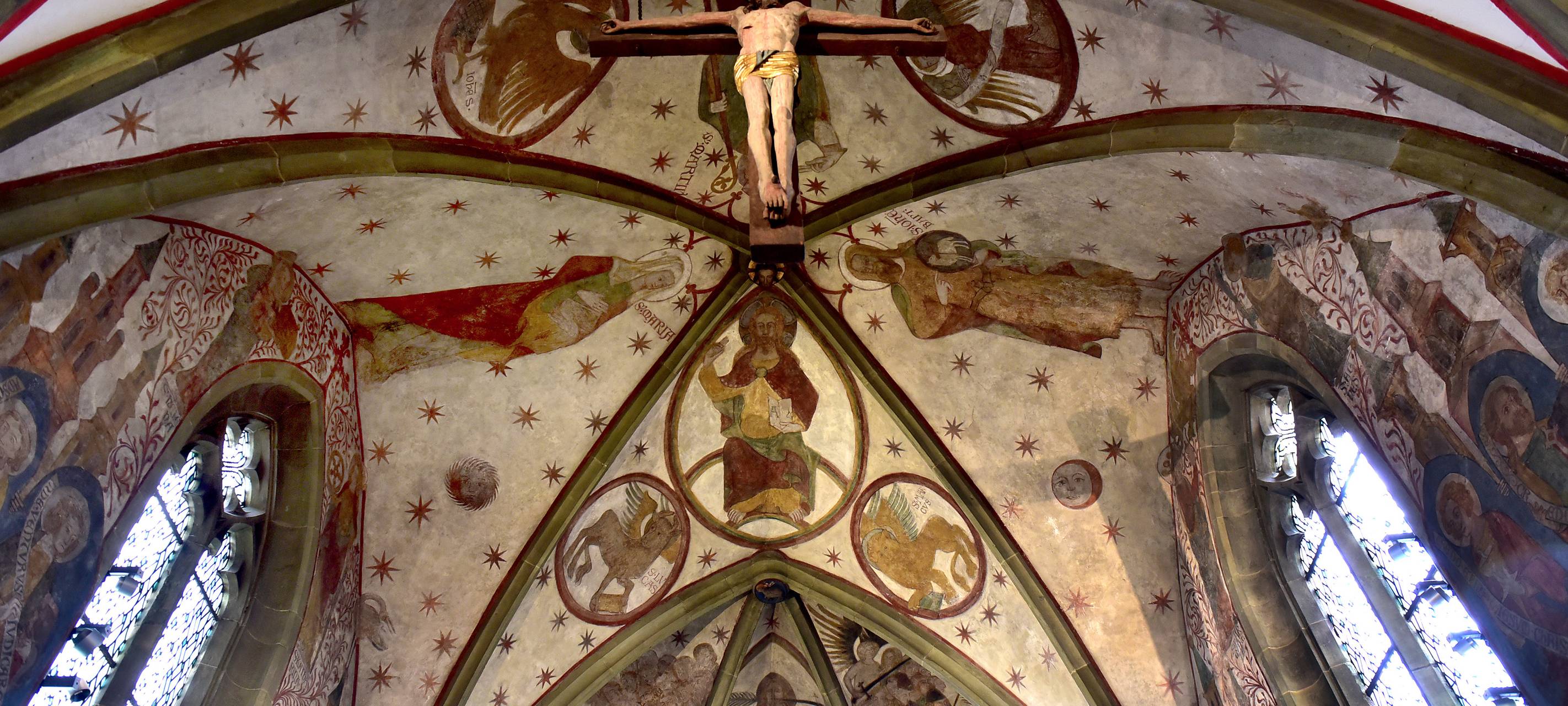 Die Decke einer Hammer Kirche wird hier gezeigt.