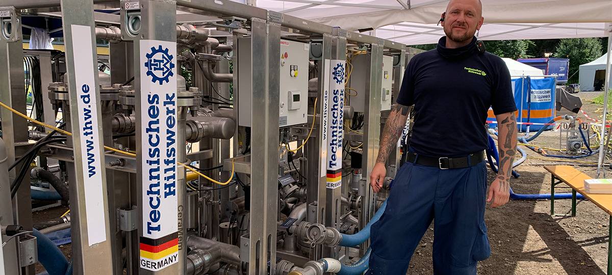 Benjamin Günther vom THW bereitet Trinkwasser für die Menschen in Bad Neuenahr auf.