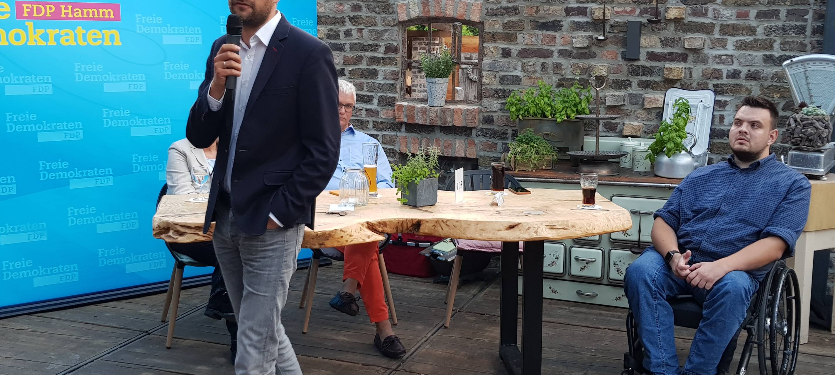 Johannes Vogel von der FDP spricht auf einer kleinen Bühne in Hamm im Haus Splietker.