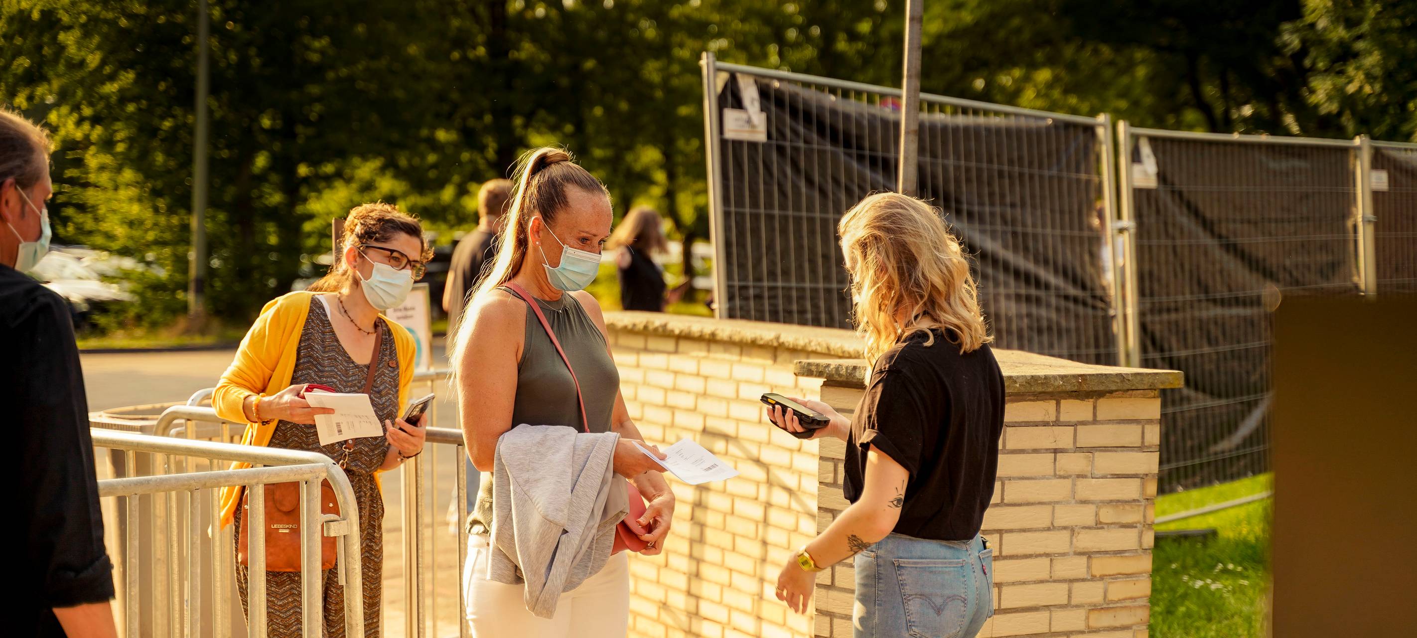600 Besucher beim "Lachkrampf" an der Waldbühne in Hamm