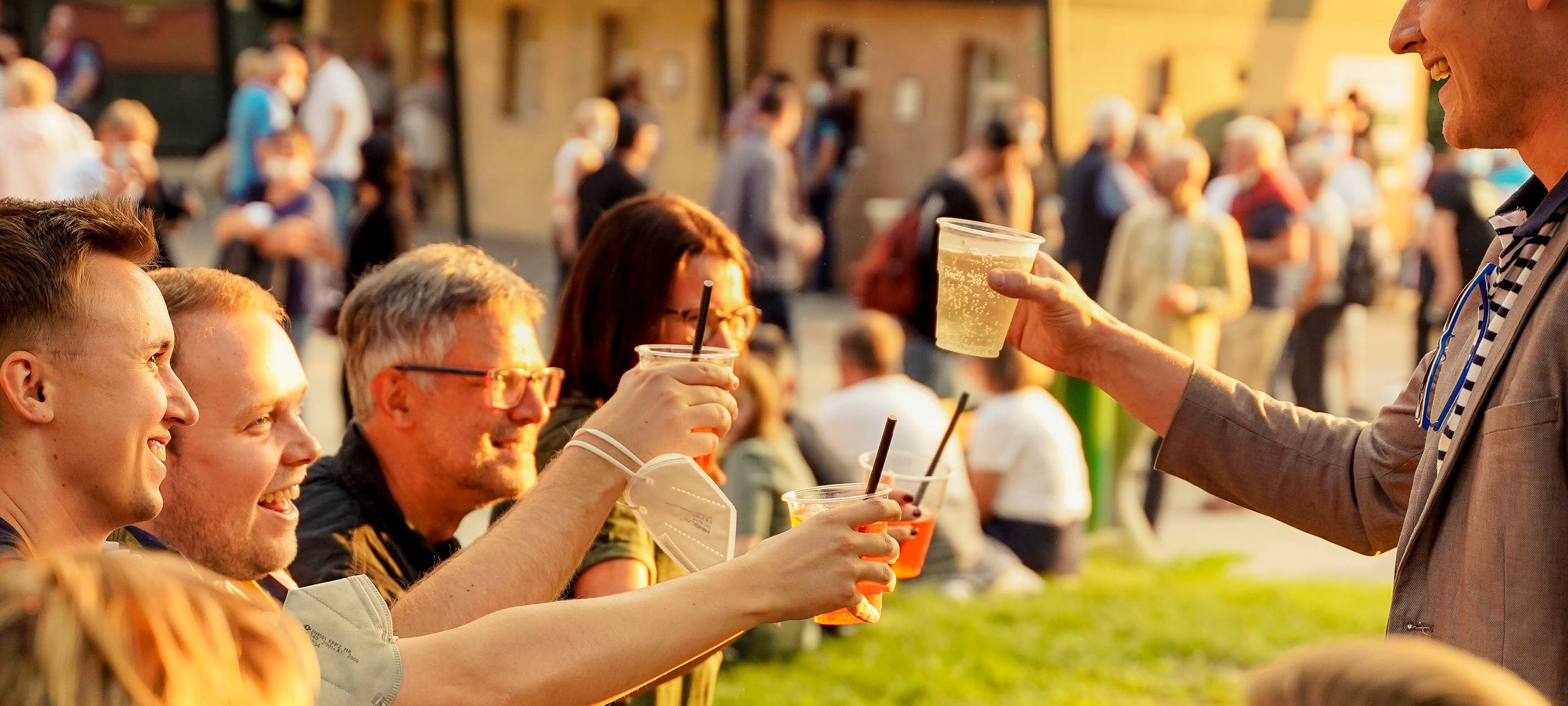 600 Besucher beim "Lachkrampf" an der Waldbühne in Hamm