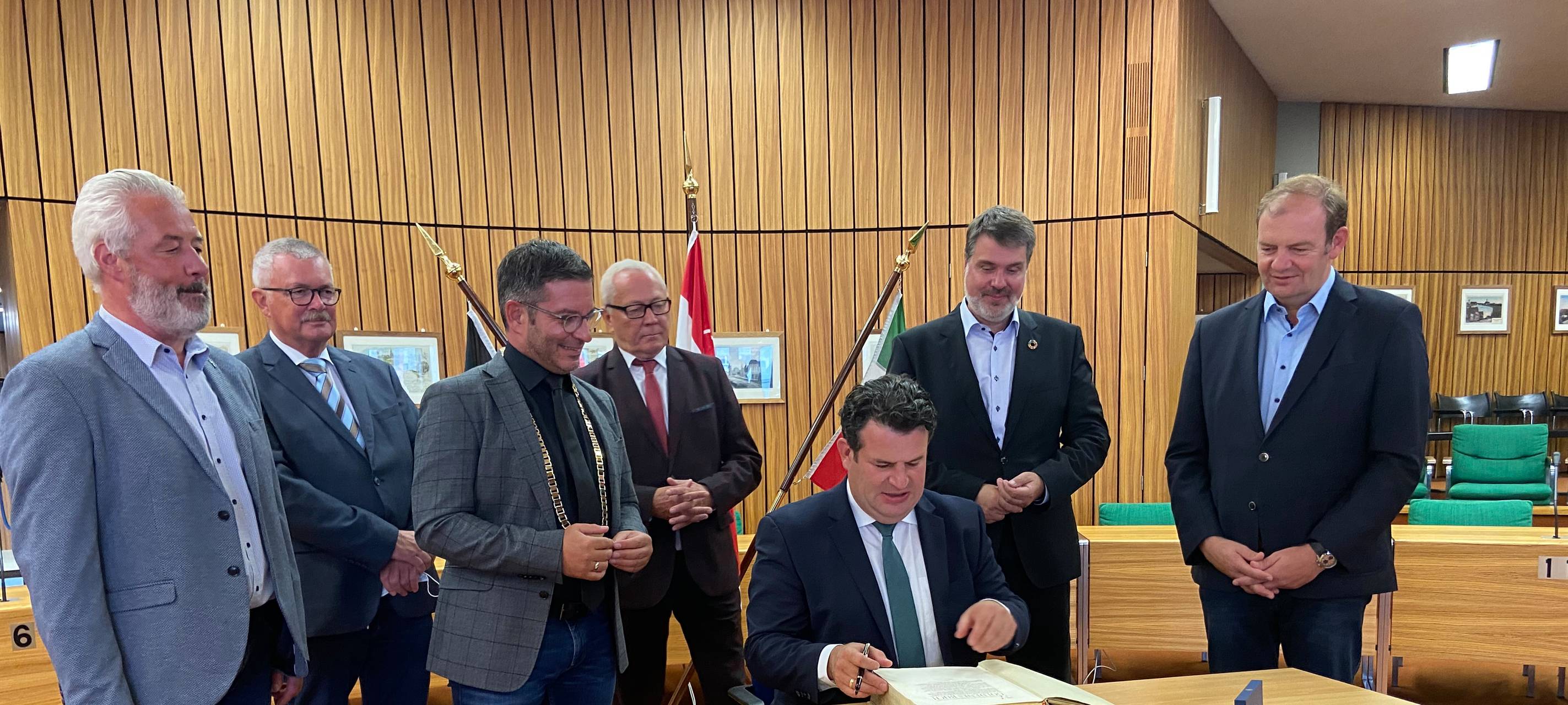 Hubertus Heil trägt sich ins Goldene Buch der Stadt Hamm ein.