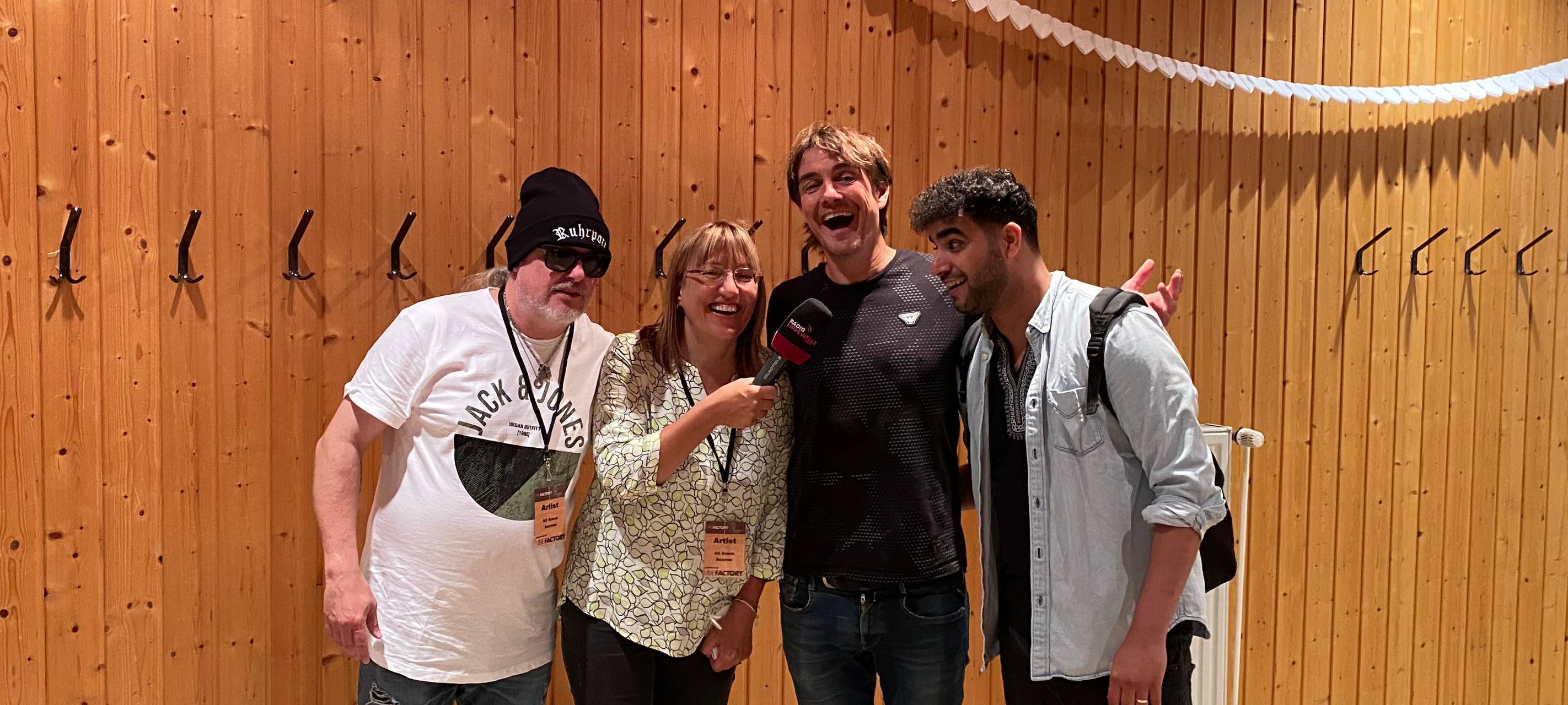 Unsere Reporterin mit dem "Lachkrampf"-Trio.