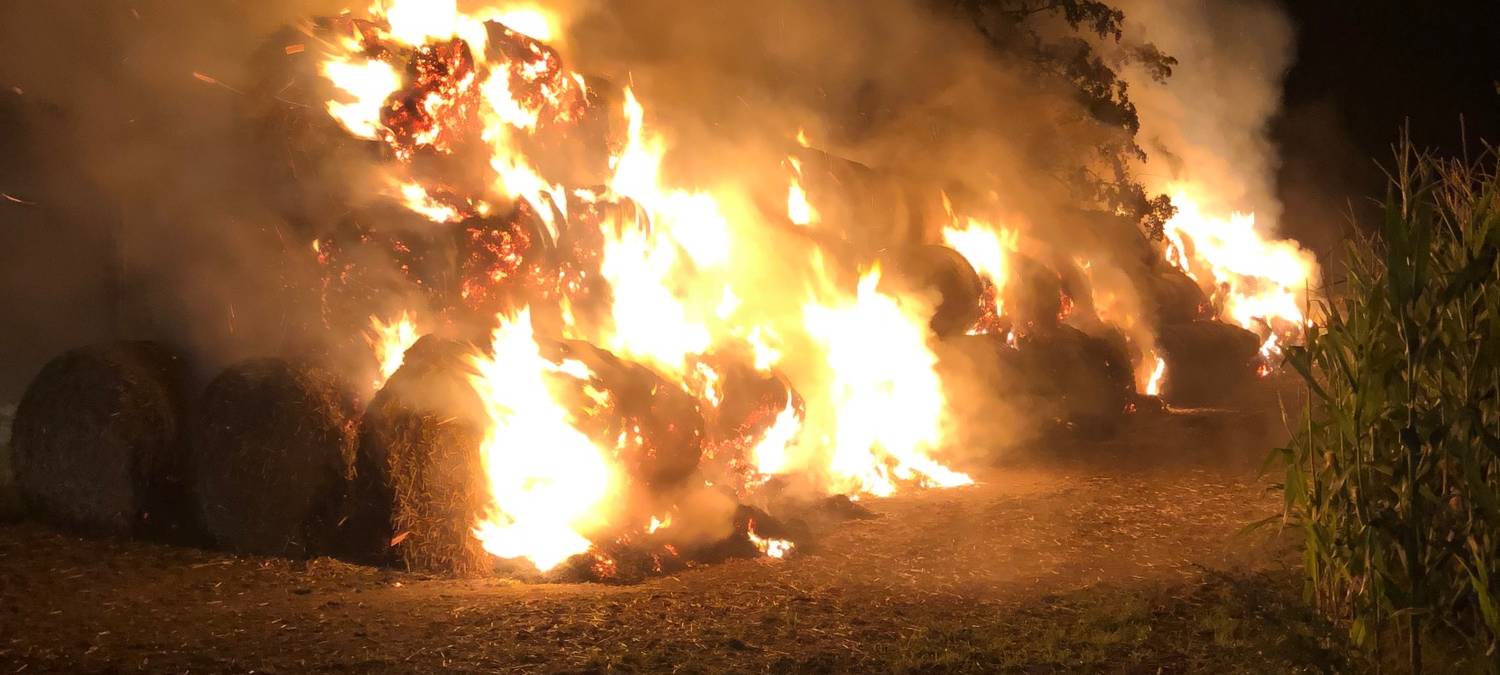 Brennende Heuballen.