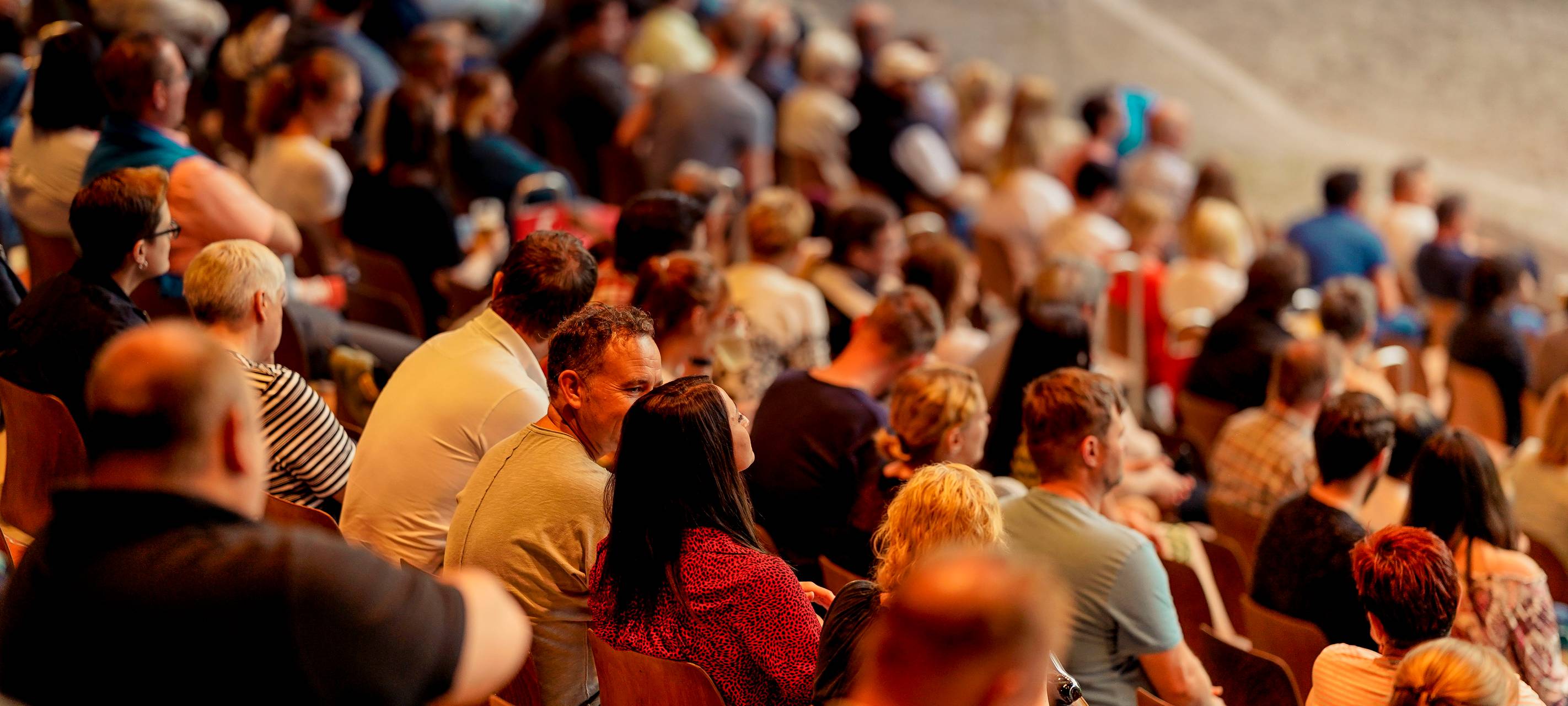 600 Besucher beim "Lachkrampf" an der Waldbühne in Hamm