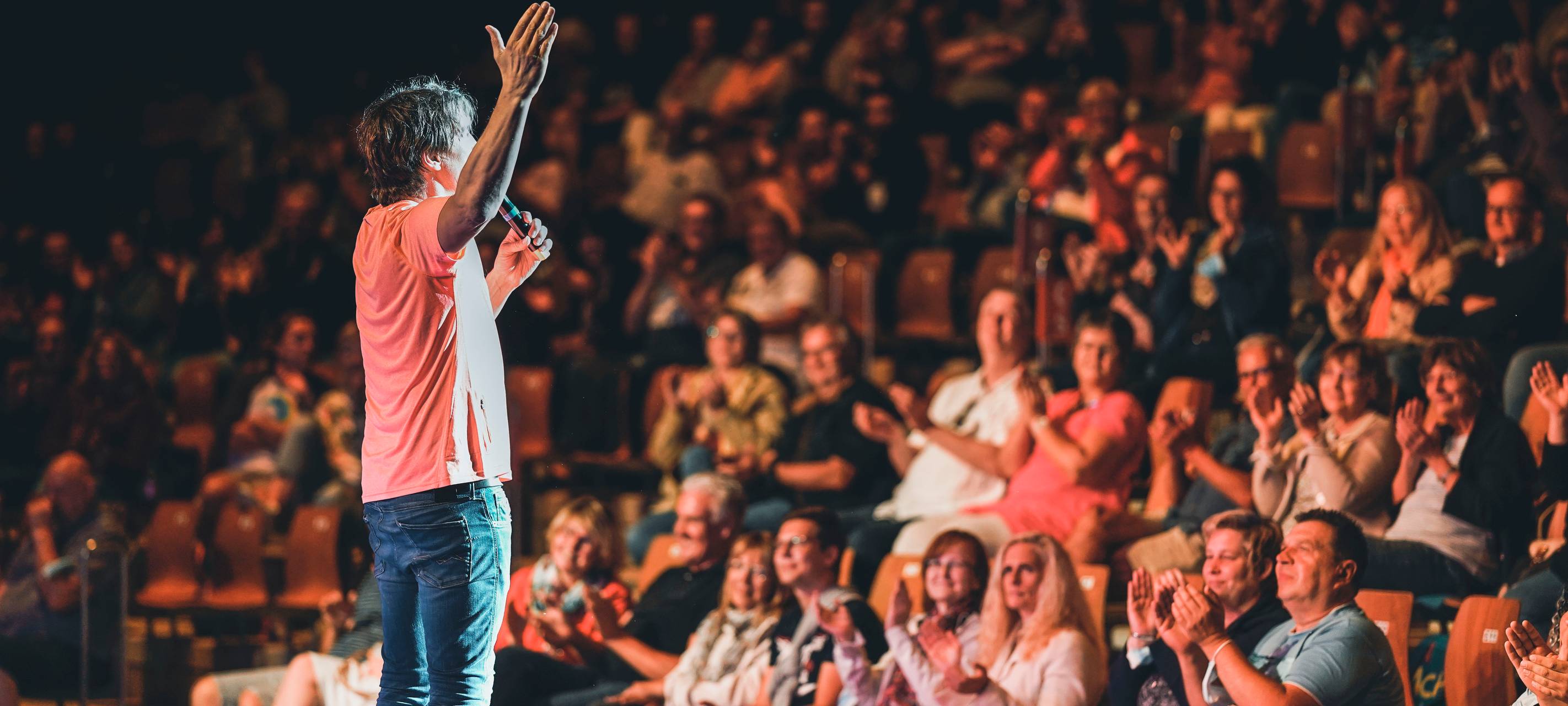 600 Besucher beim "Lachkrampf" an der Waldbühne in Hamm