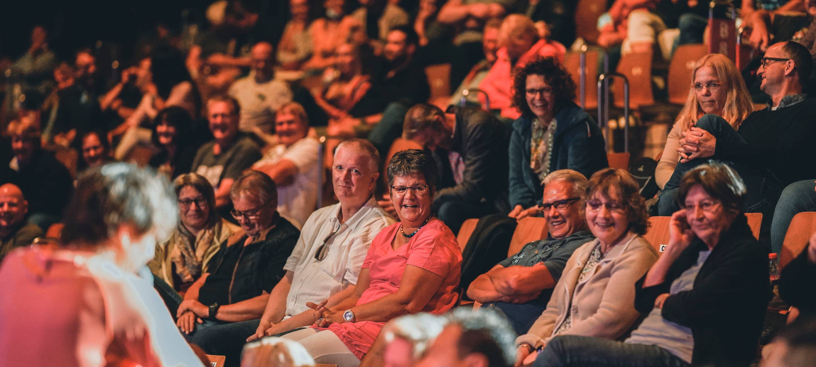 600 Besucher beim "Lachkrampf" an der Waldbühne in Hamm