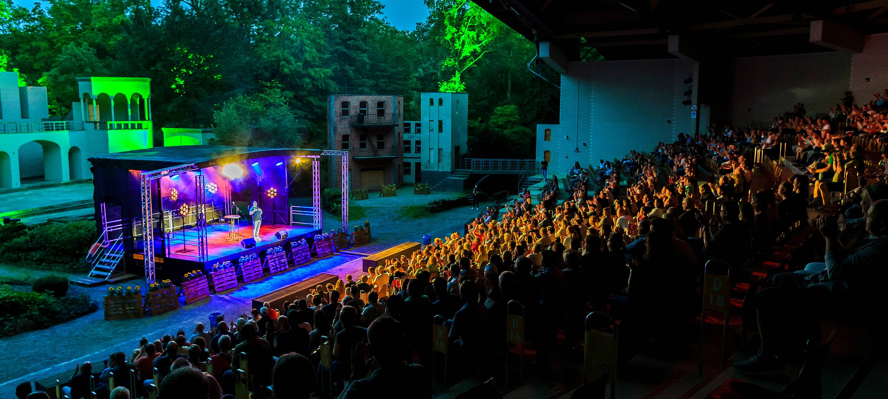 600 Besucher beim "Lachkrampf" an der Waldbühne in Hamm