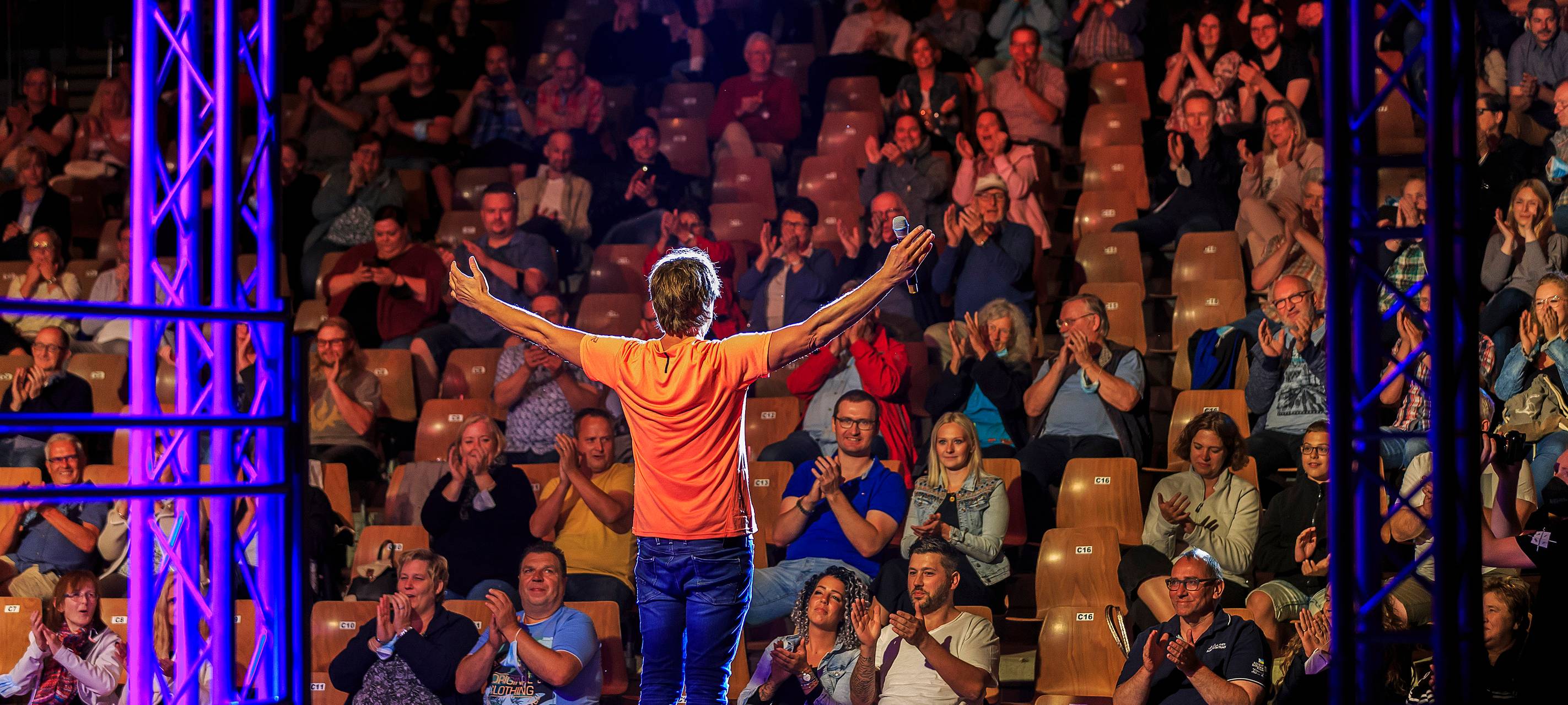 600 Besucher beim "Lachkrampf" an der Waldbühne in Hamm