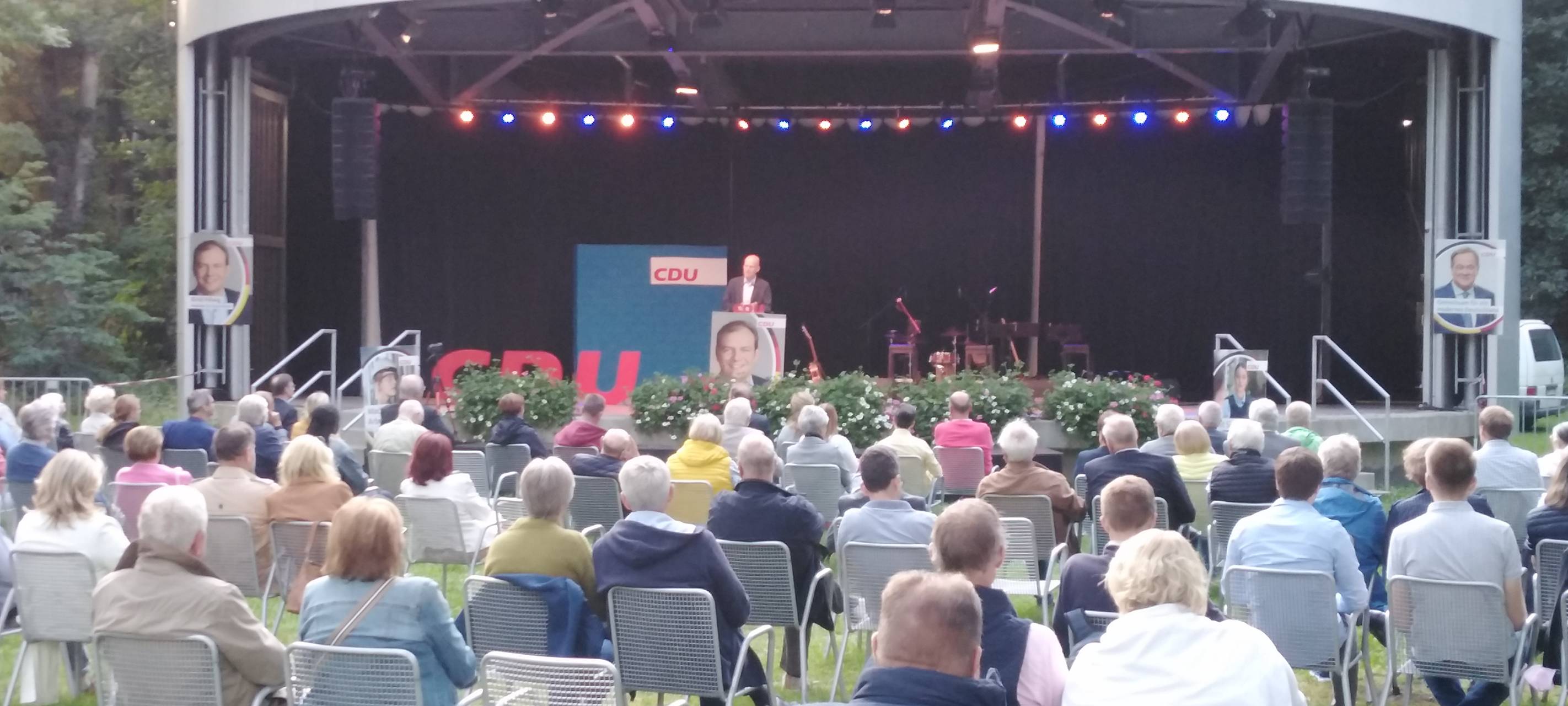 Ralph Brinkhaus steht auf der Bühne im Musikpavillion im Kurpark.