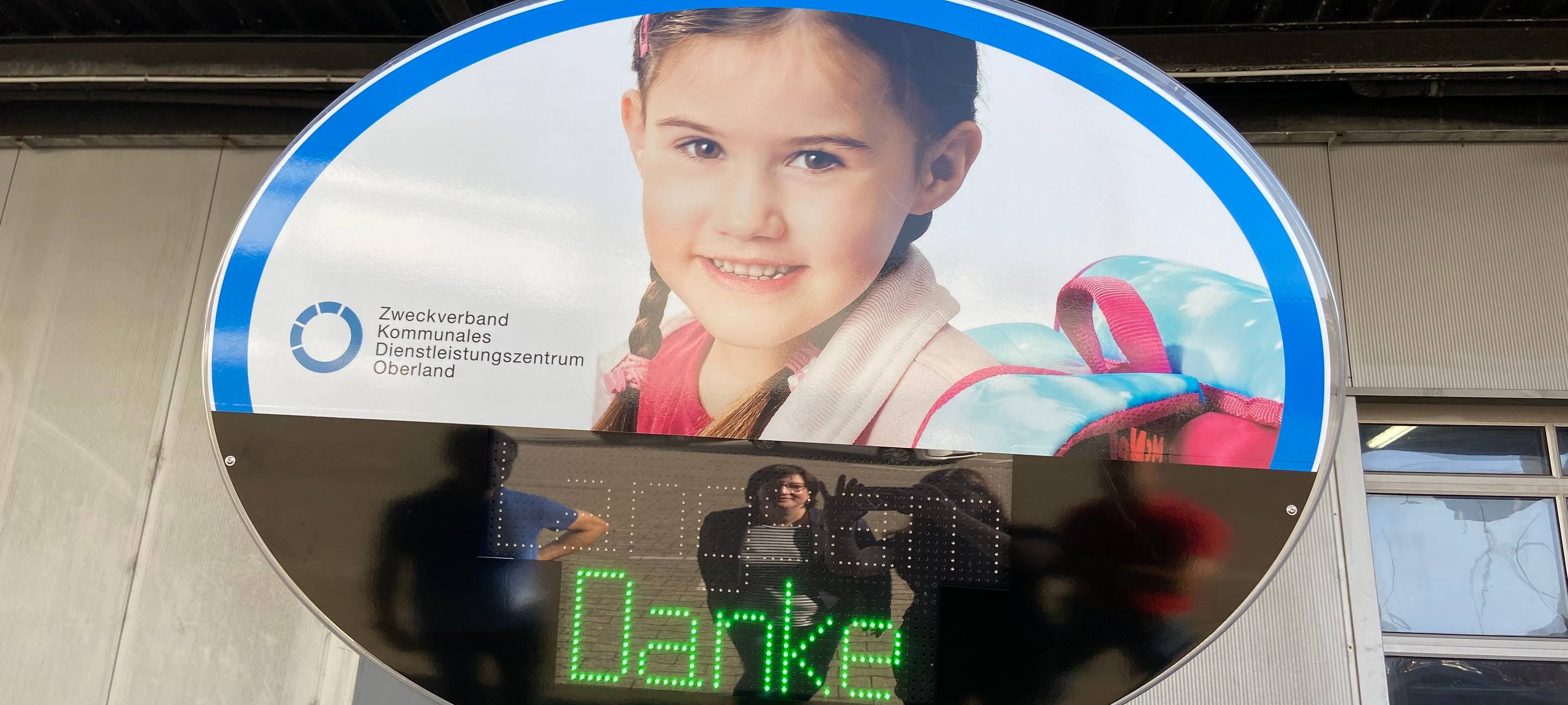 Auf der digitalen Tafel leuchtet in grün "Danke".