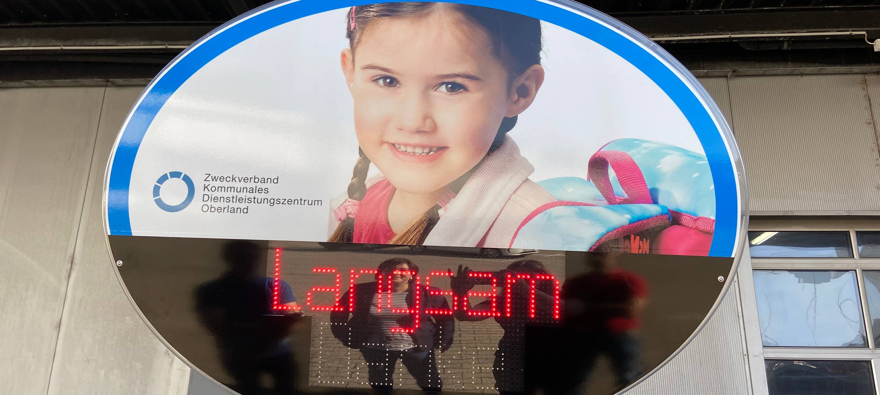 Auf der digitalen Tafel leuchtet in rot "langsam".