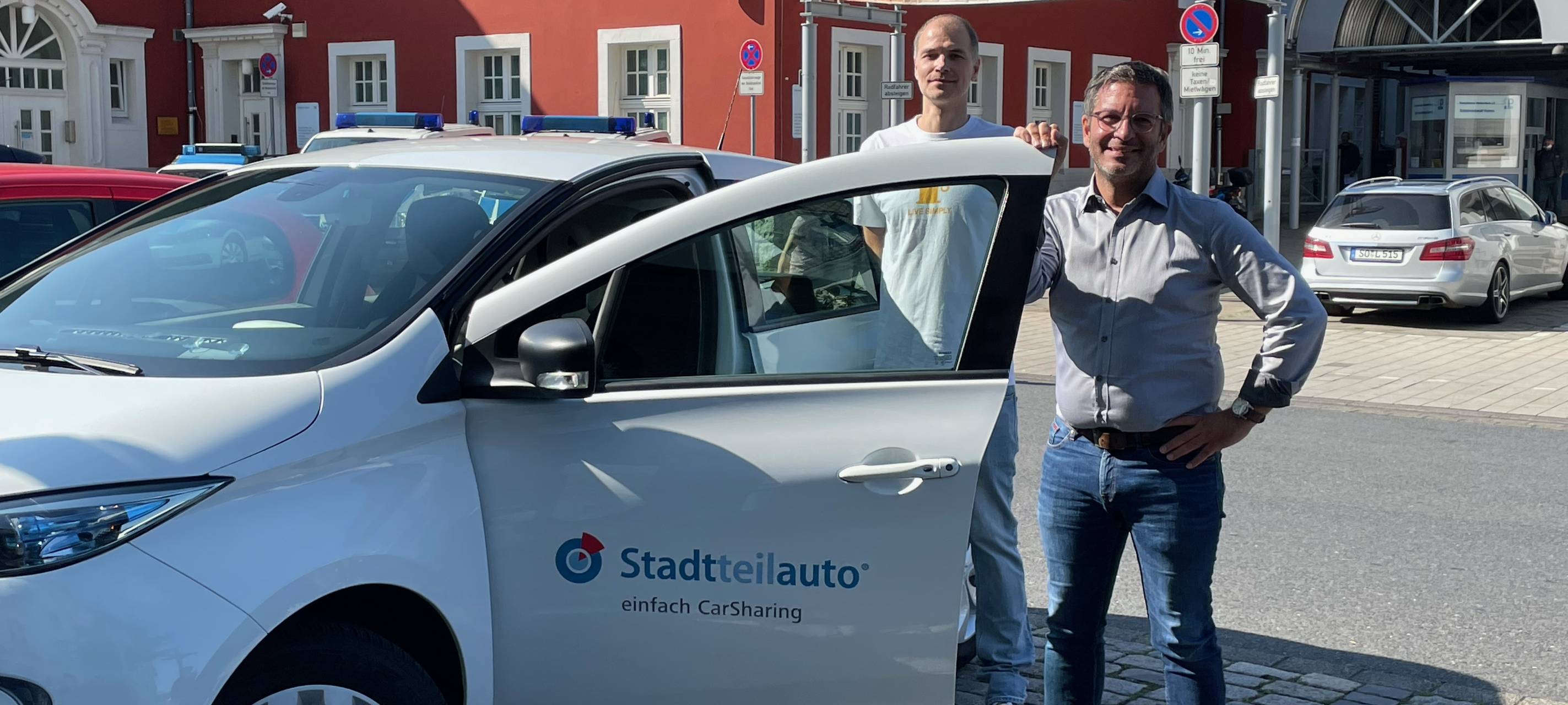 Oberbürgermeister Marc Herter mit einem e-Auto.