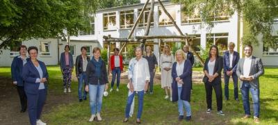 Beteiligte der Grundschulzentren auf einer Wiese