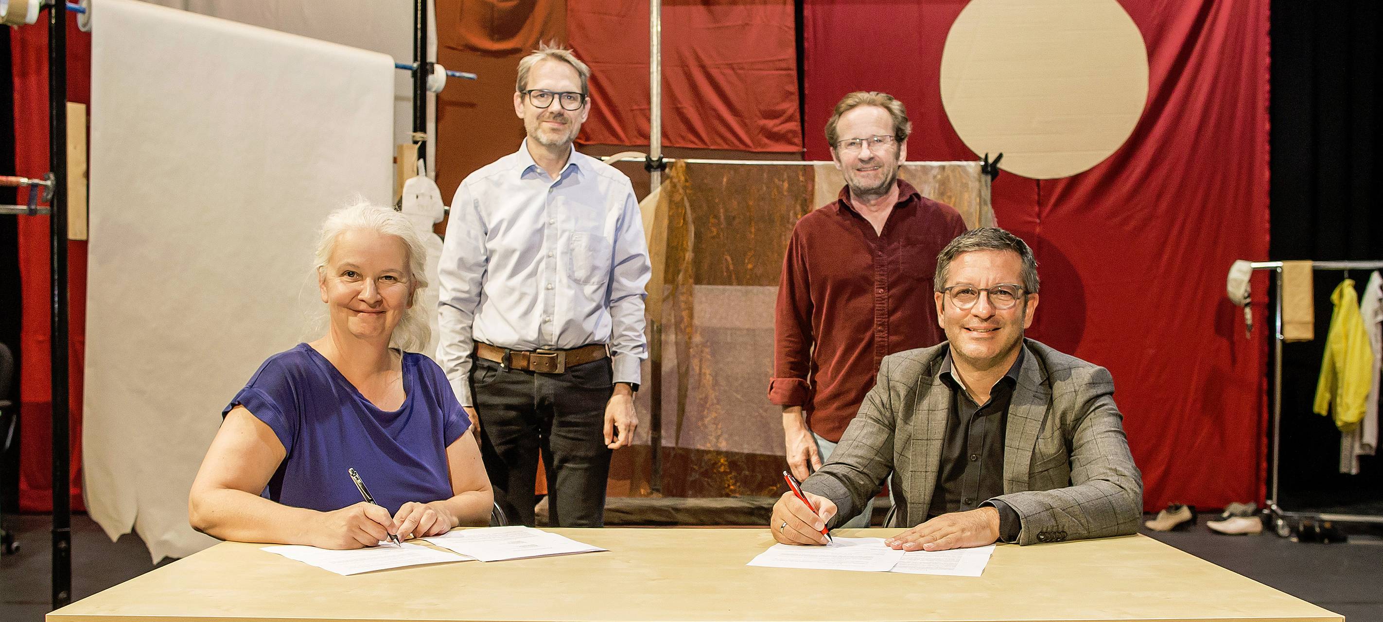 Helios Mitarbeiterin und der Oberbürgermeister beim unterschreiben des Vertrags