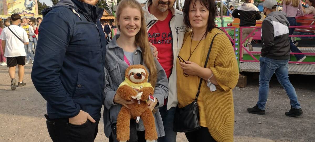 Bummelpass-Gewinnerin Sharon mit ihrem Freund Tristan und den Eltern Sabine und Uwe im Hammer Kirmespark.