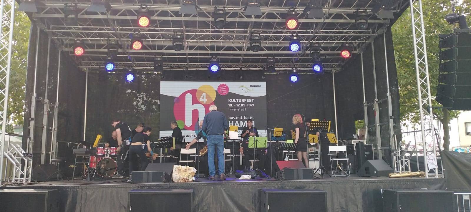 Bühne mit Band, davor Publikum
