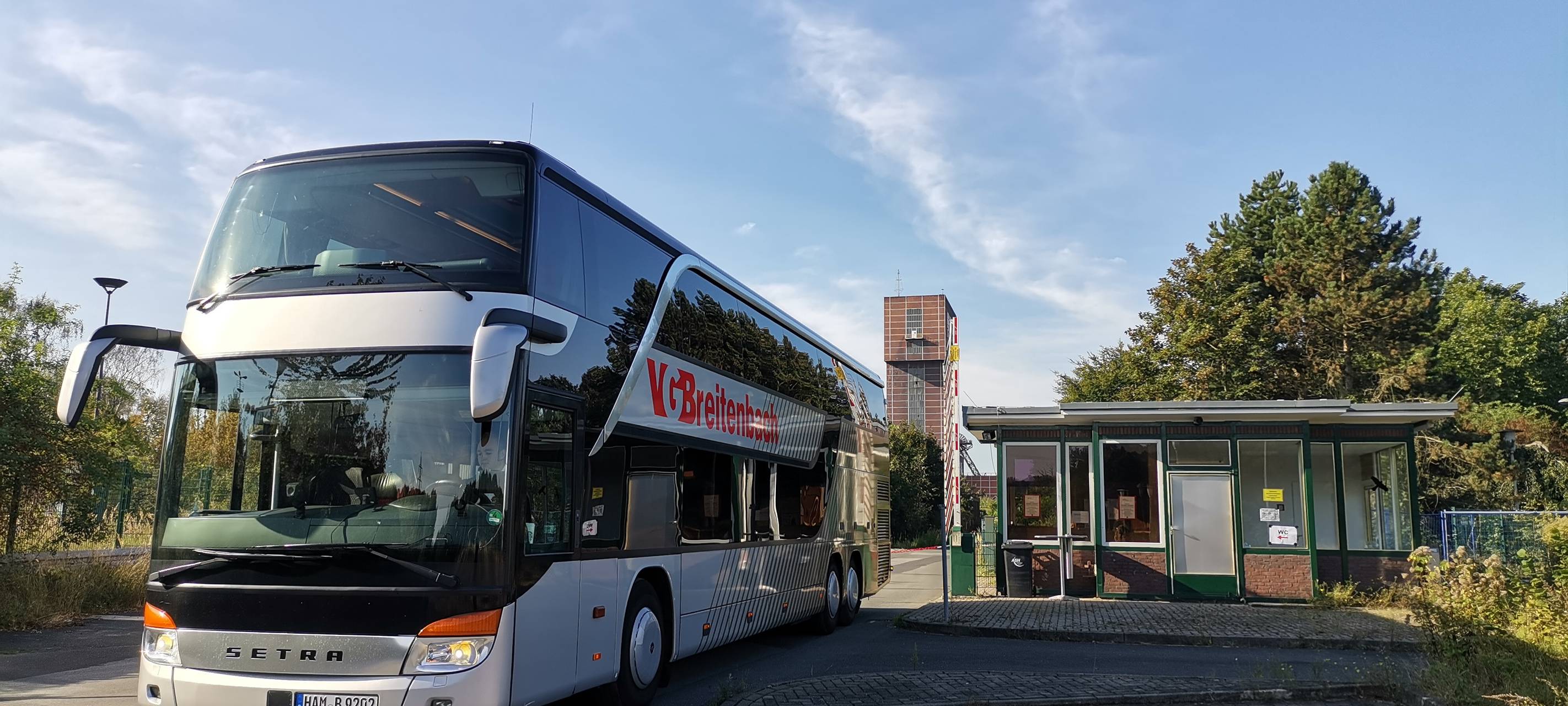 Doppeldecker Bus vor dem alten Förderturm