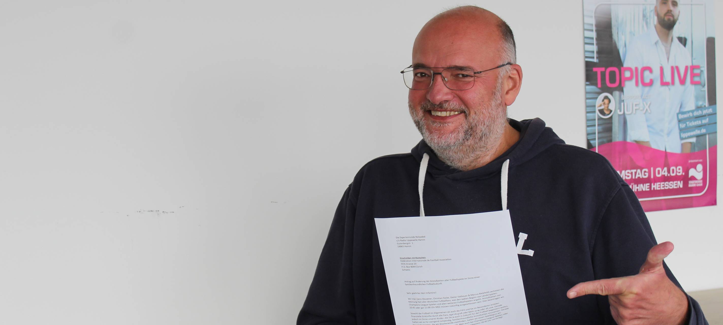 Lippewelle-Sportchef Jens Heusener mit dem FIFA-Brief.