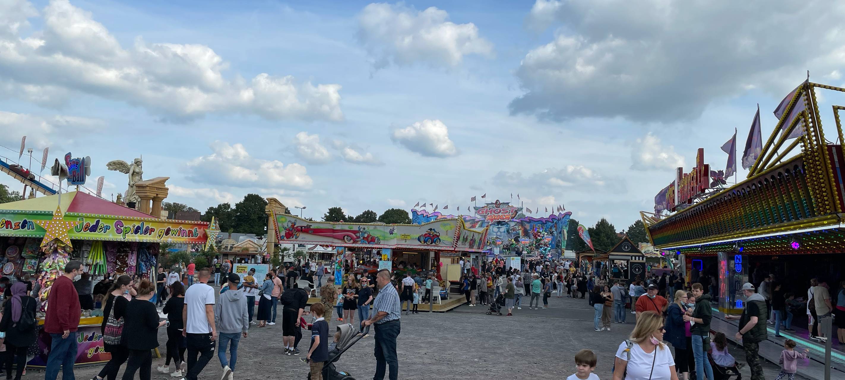 Besucher beim Hammer Kirmespark.