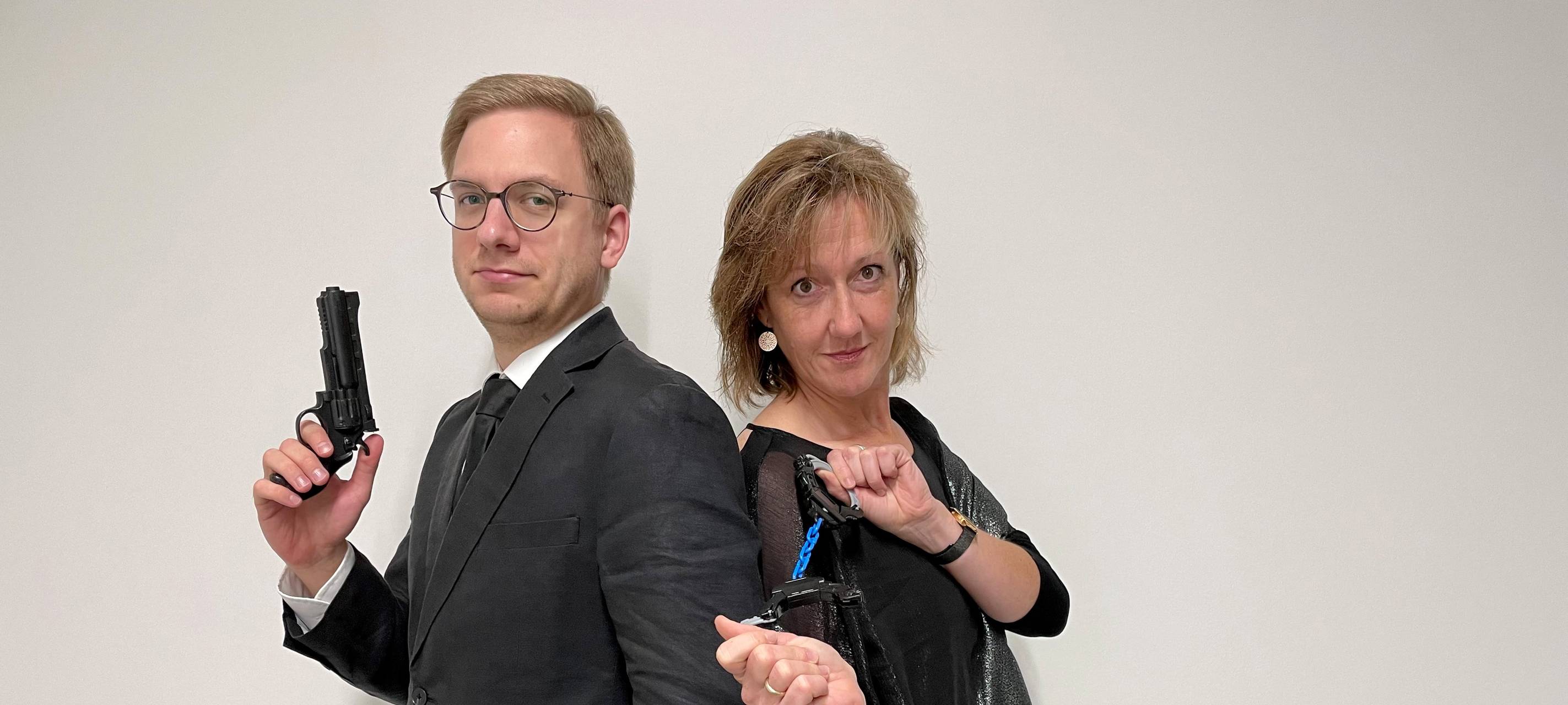 Philipp und Simone aus dem Lippewelle-Morgenteam stellen die typische Bond-Pose nach.