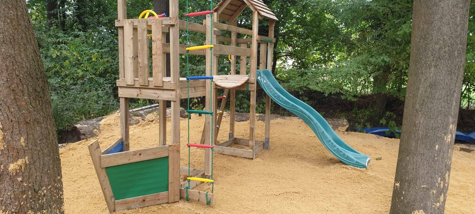 Das fertige Klettergerüst hinter den Kulissen der Waldbühne.