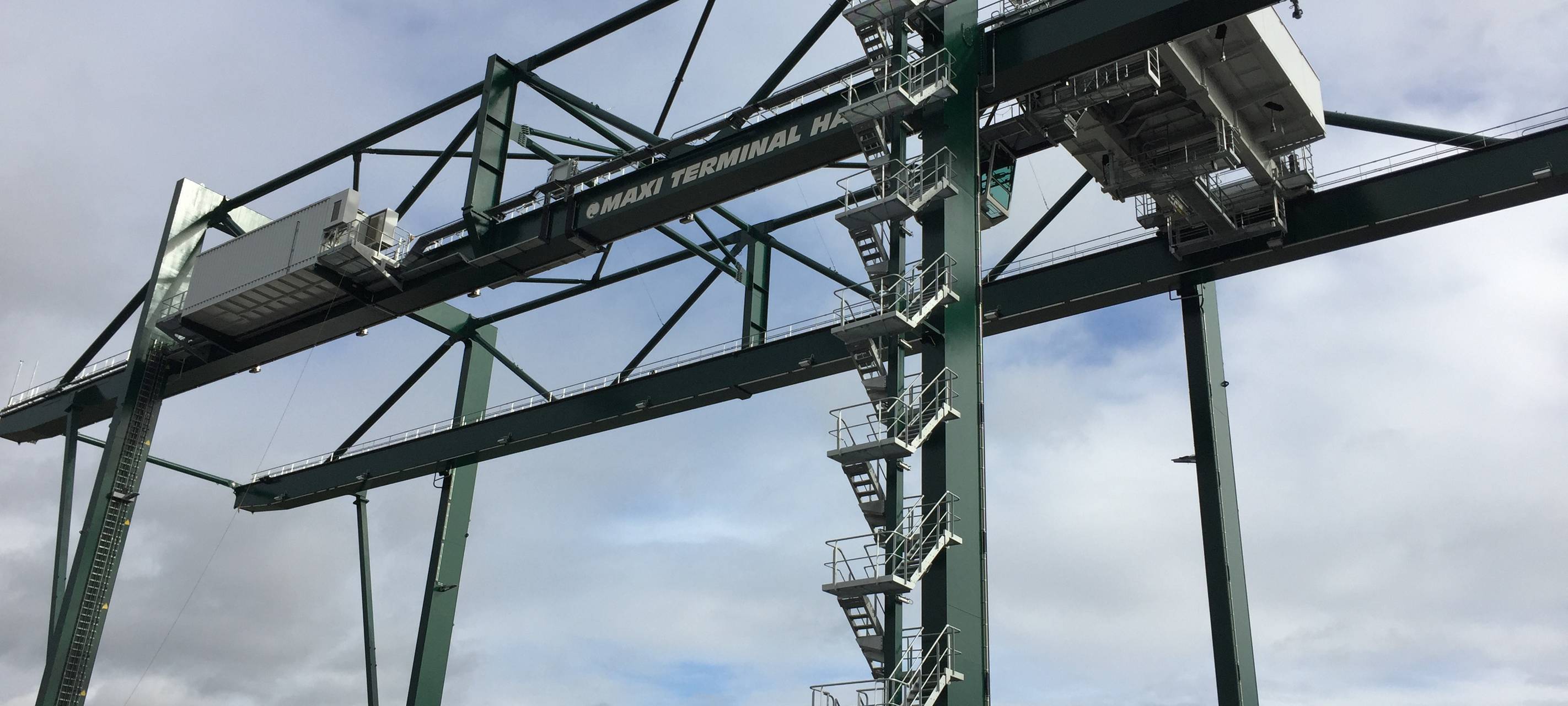 EIn großer grüner Kran.