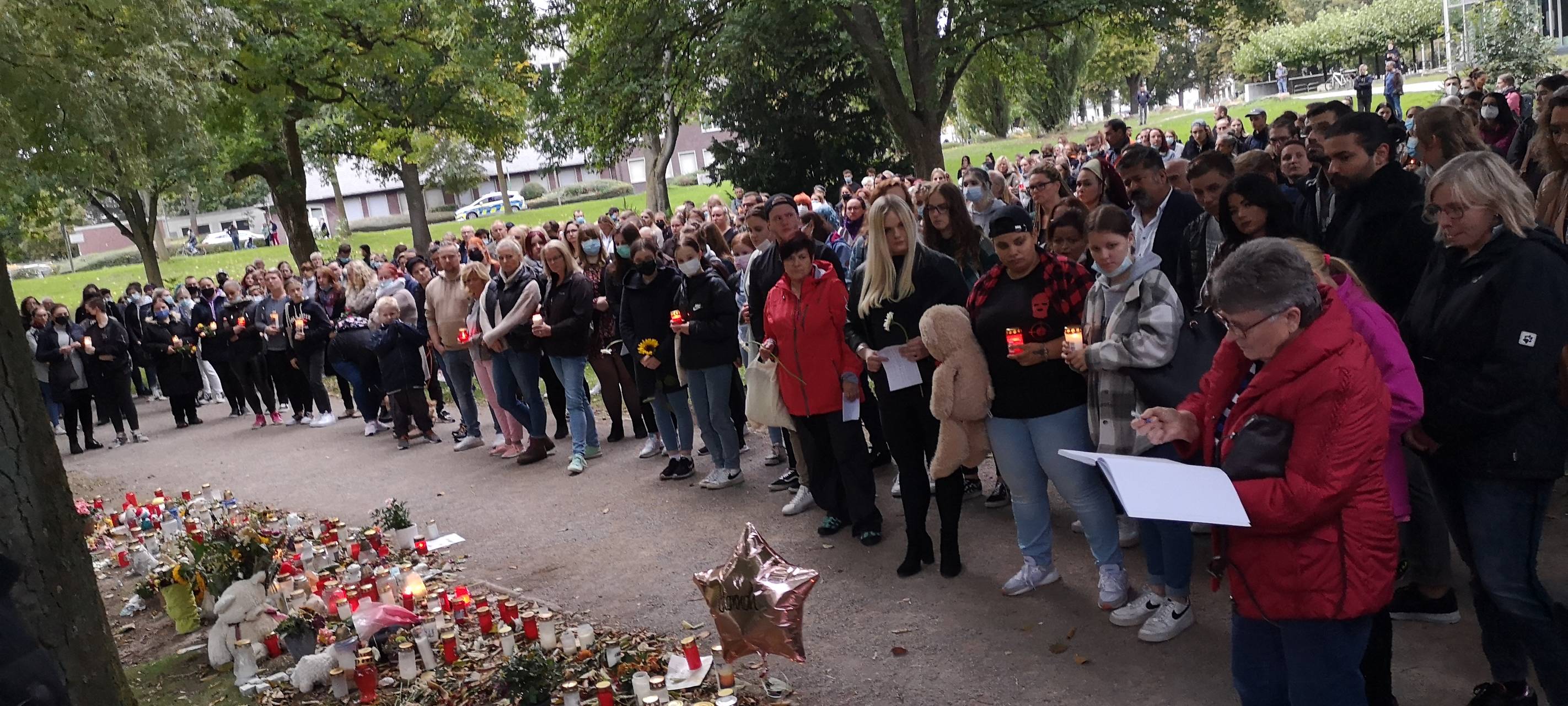 400 Menschen gedenken getöteter Hammerin