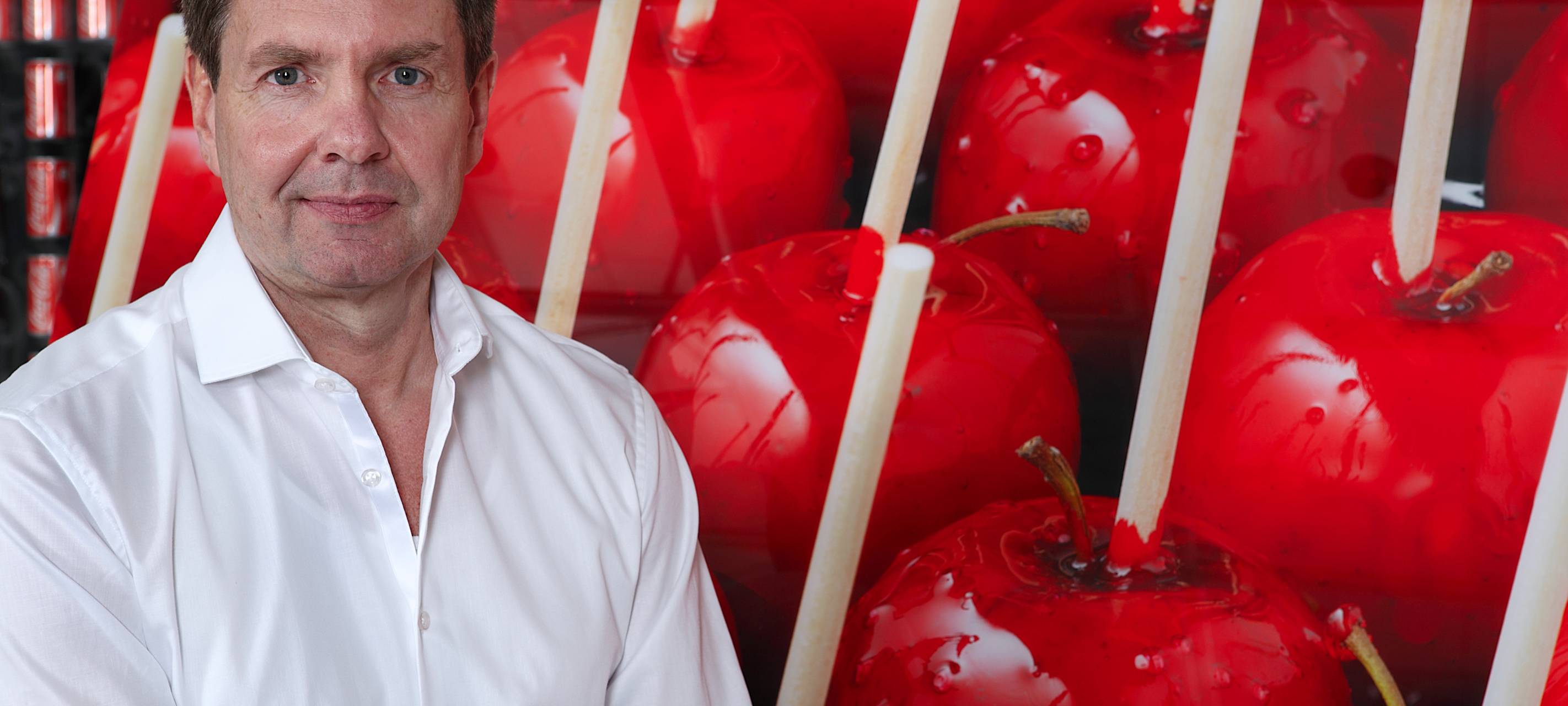 Harry Mensing von der Mensing Galerie vor einem Kunstwerk.