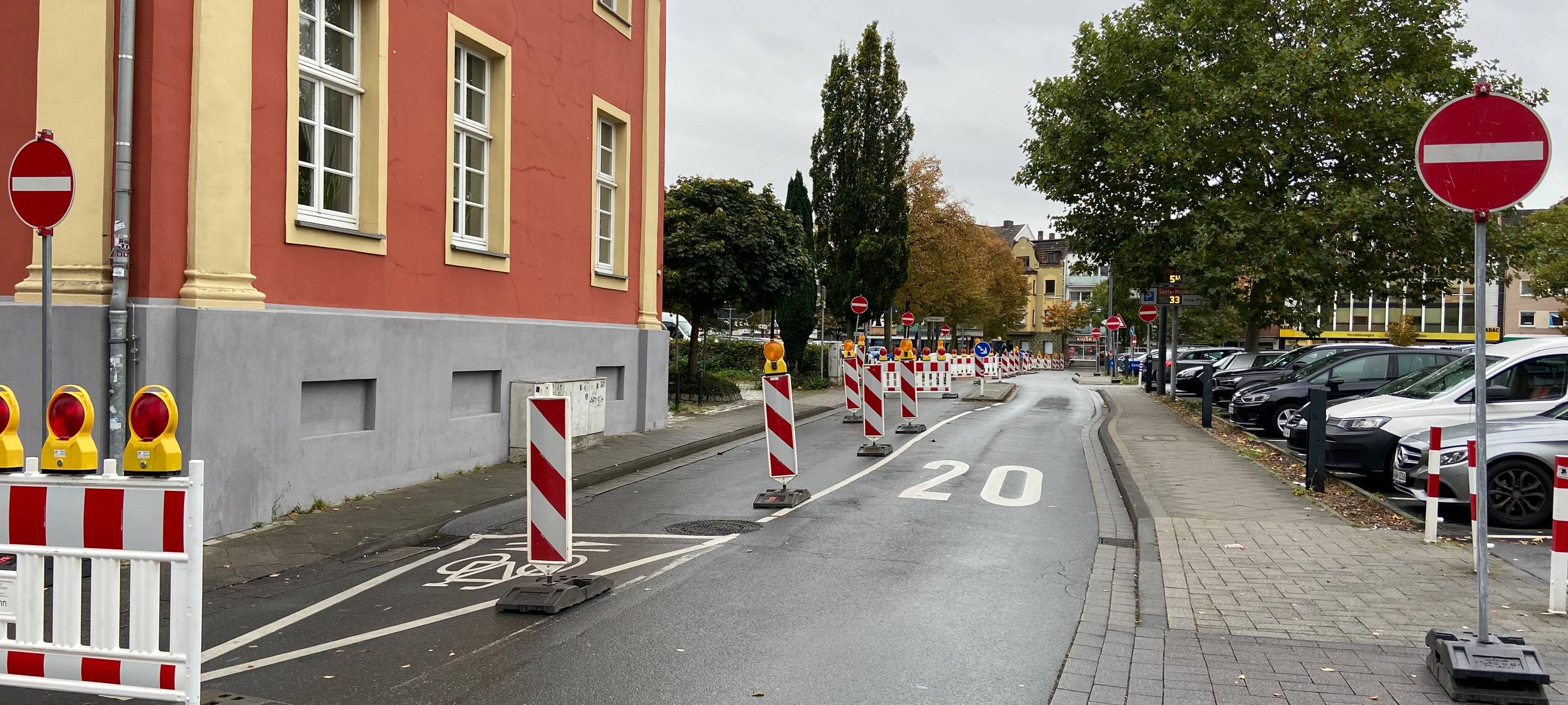 Die Königstraße mit vielen Verkehrsschildern und Baustellenabsperrungen.