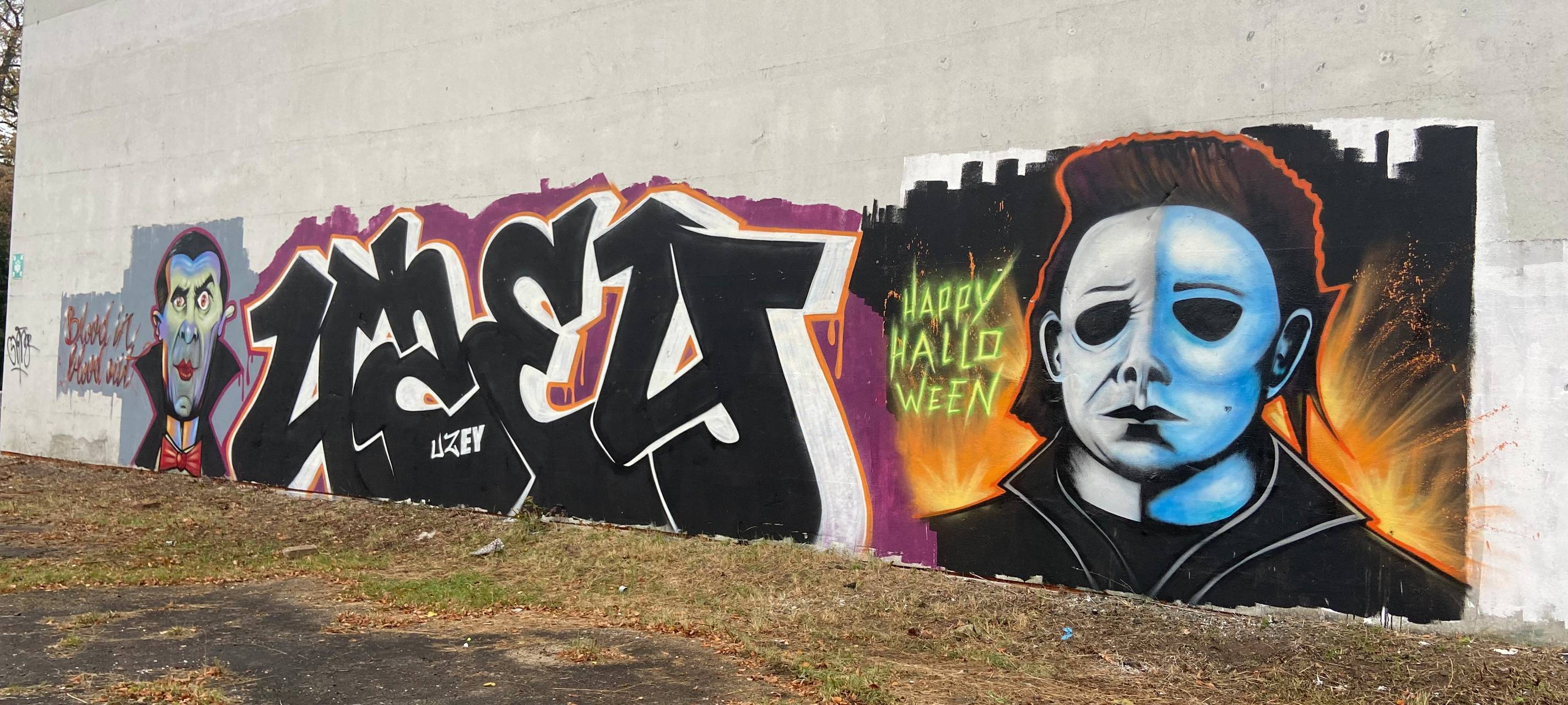 Graffiti auf einer großen Wand.