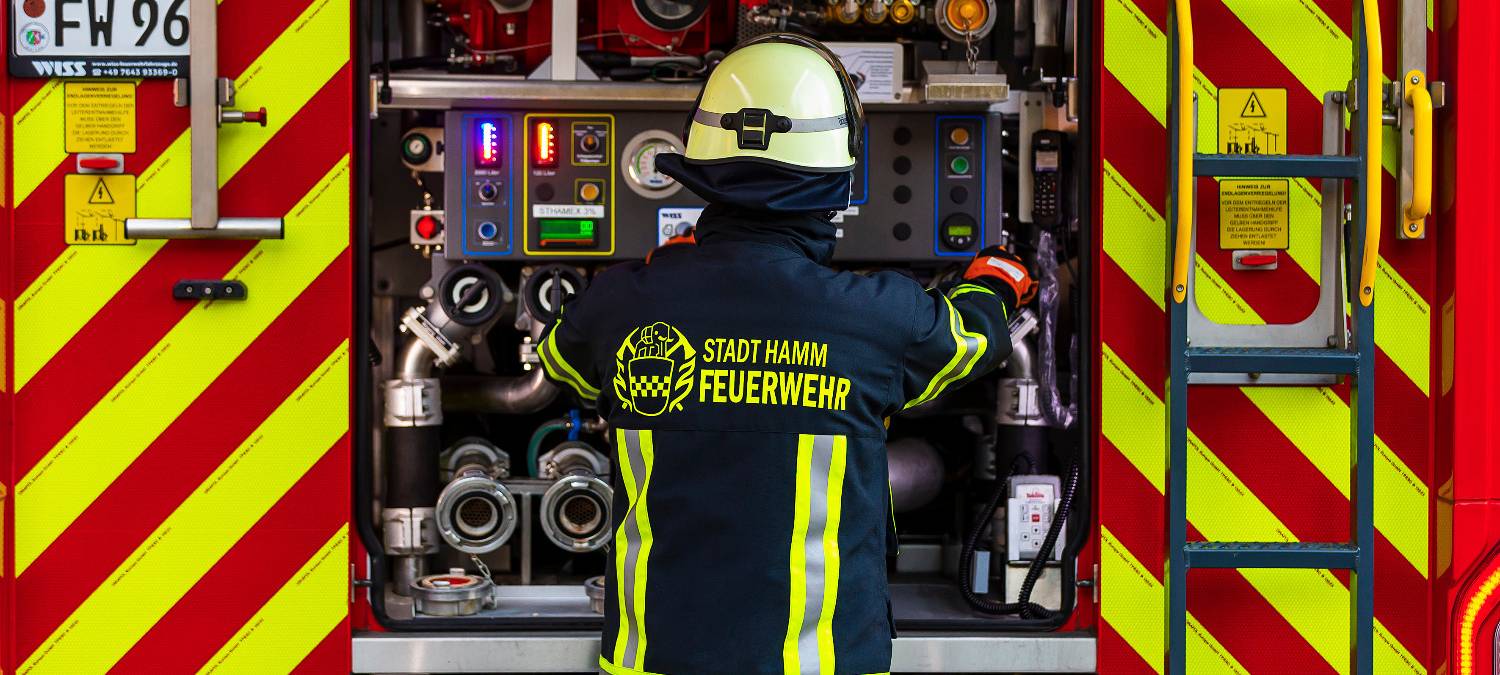 Ein Feuerwehrmann bedient die Pumpe. (Symbolfoto)