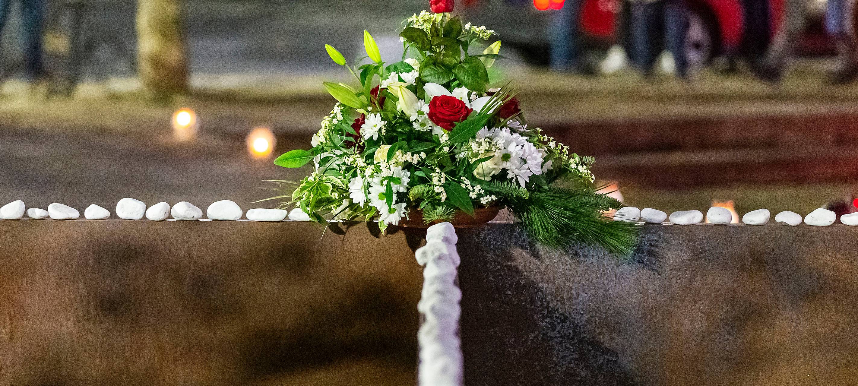 Ein Blumenstrauß am Mahnmal auf dem Santa-Monica-Platz.