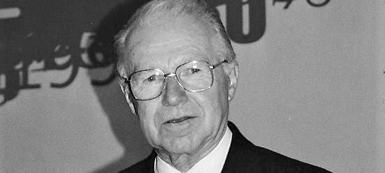 Hans Heinlein wird in Bihac für seine Hilfe geehrt.