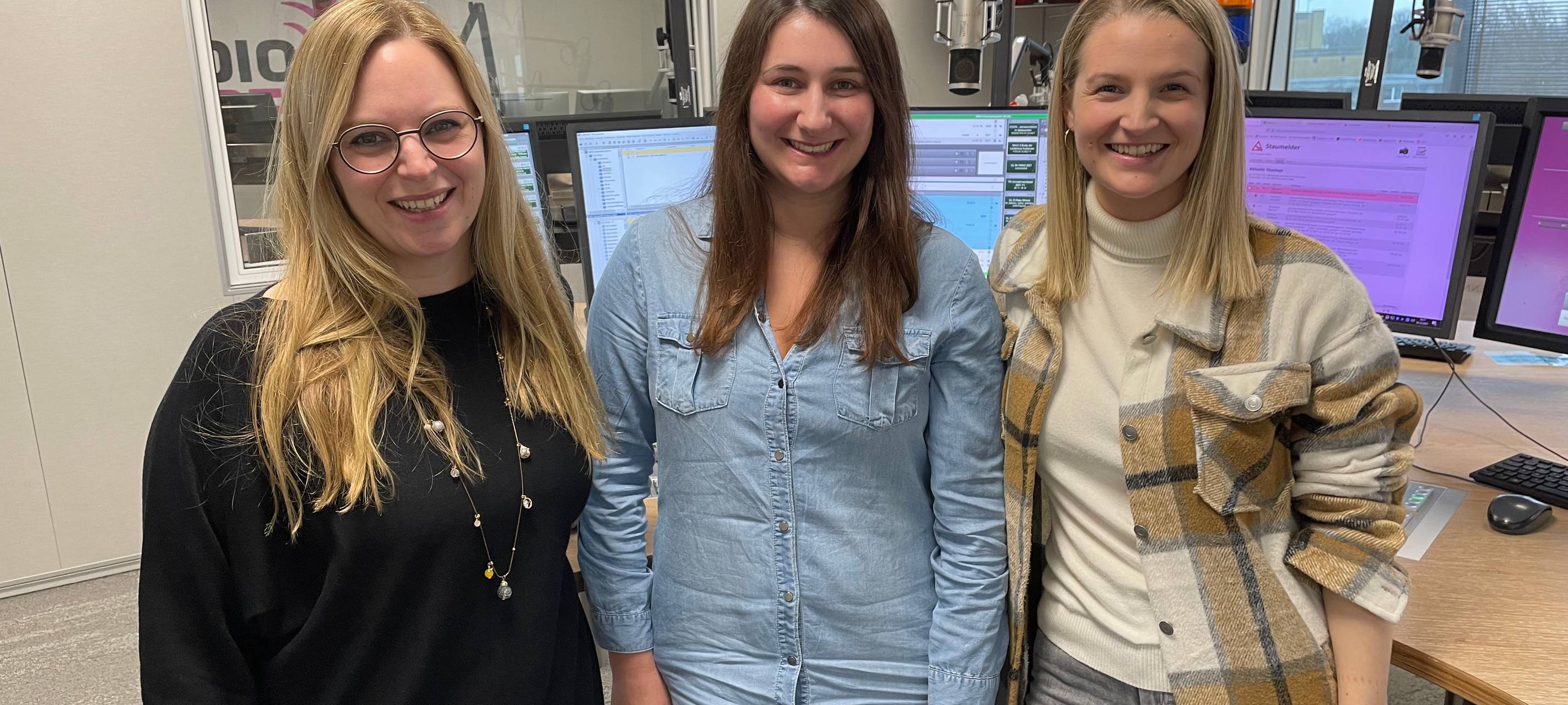 Colleen Sanders, Verena Siewert und Lena Heße stehen im Studio.